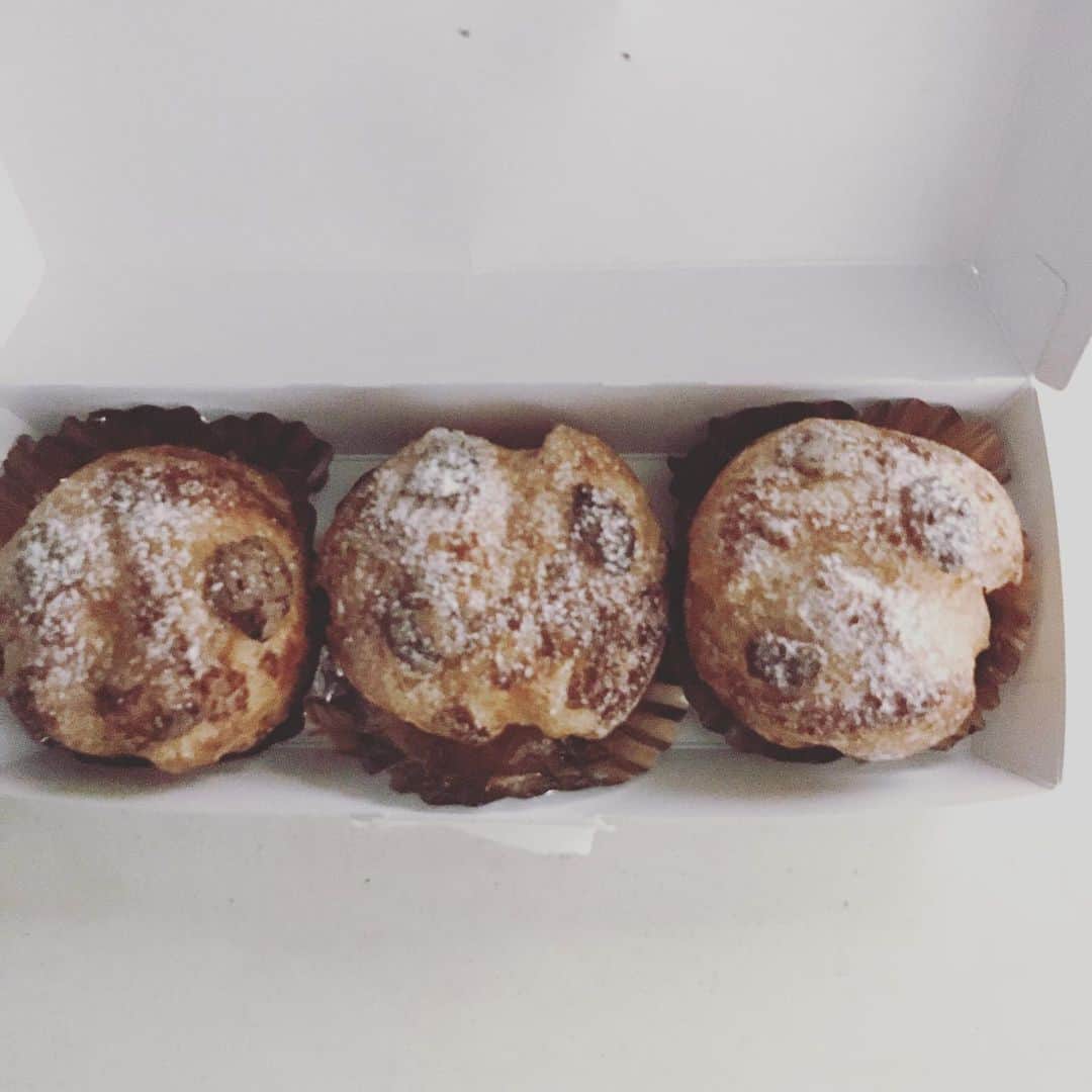 渡辺有子のインスタグラム：「懐かしくも新しいシュークリーム。そこに行けばおいしいケーキが買える！って思うと嬉しくなるような、街のかわいい洋菓子屋さん。  ゴートゥーおめでとう🎈 @equal_pastryshop」