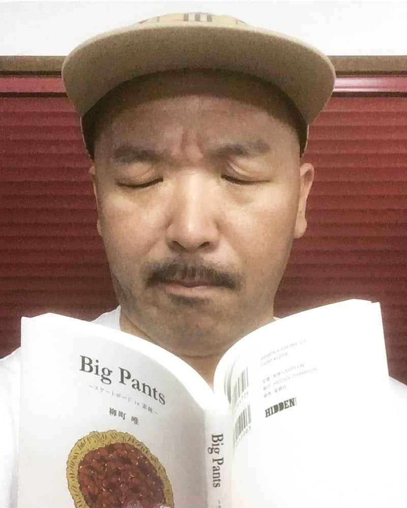 DABOさんのインスタグラム写真 - (DABOInstagram)「読書の秋。ヤナギは素晴らしいね。こんな顔して読む本では全くない。俺の名前も出てくるよ。オススメしまくりデス。」9月25日 14時27分 - fudatzkee