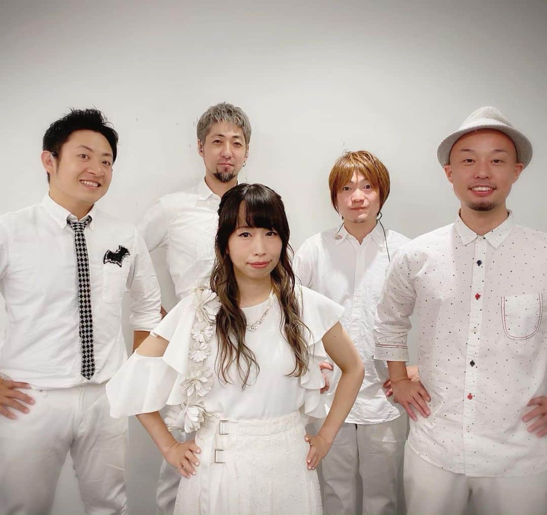 やなぎなぎのインスタグラム：「ライブ本番前の1枚。みんなの衣装が驚きの白さ…！」