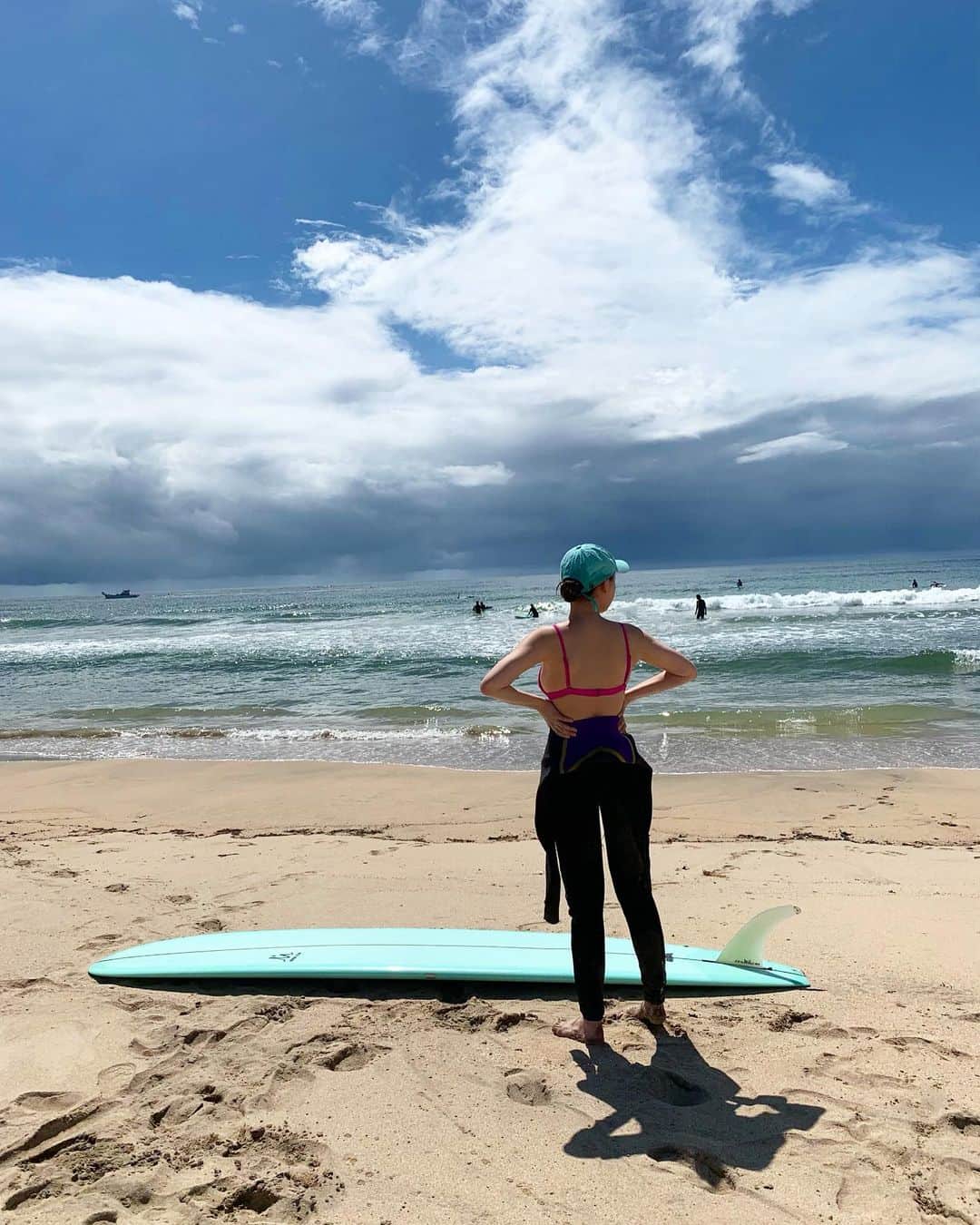 陽菜えみるさんのインスタグラム写真 - (陽菜えみるInstagram)「. . ▶︎surf trip ▶︎perfect day ▶︎practice . 今夏は全然海行けなかったけど 行けたこの日は最高だったの🌞🌴 🌊🌊🌊🌊🌊🌊🌊🌊🌊🌊🌊 . . #beachside #beachgirl #surfing #surfinglife #surfinggirl  #sea #powersports #令和初の夏 のおもいで💜 #海 #海好き #パワースポット #癒し #海好きな人と繋がりたい  #サーフィン #サーフィン女子 #サーファーガール  #白肌サーファー のはずが #ウェットスーツ 少しこの状態で脱いでたら 焦げました 現在 #脱皮中 #日焼け対策 #ビタミン 補給 #アウトドア #アクティブ #スポーツ好き #スポーツ好きな人と繋がりたい #千葉 #御宿 #サーフスポット」9月25日 14時30分 - emiru_haruna
