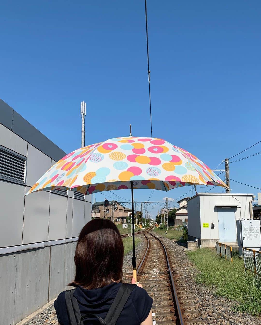 池辺愛さんのインスタグラム写真 - (池辺愛Instagram)「タイトル「初秋の風と太陽を浴びて」 ・ ・ ・ 初めて降りた駅。 的場駅。 ・ ・ ・ 電車が来るまで時間があったからあそんでました😃 ・ ・ ・ 今日のロケで使った小道具の傘。 思いがけずもらっちゃいました🥰 ・ ・ ・ #的場駅 #川越線 #無人駅 #傘 #moz ・ ・ ・ 早くも帰りに電車に忘れてこないようにしなくちゃ😅」9月25日 14時35分 - aiikebe