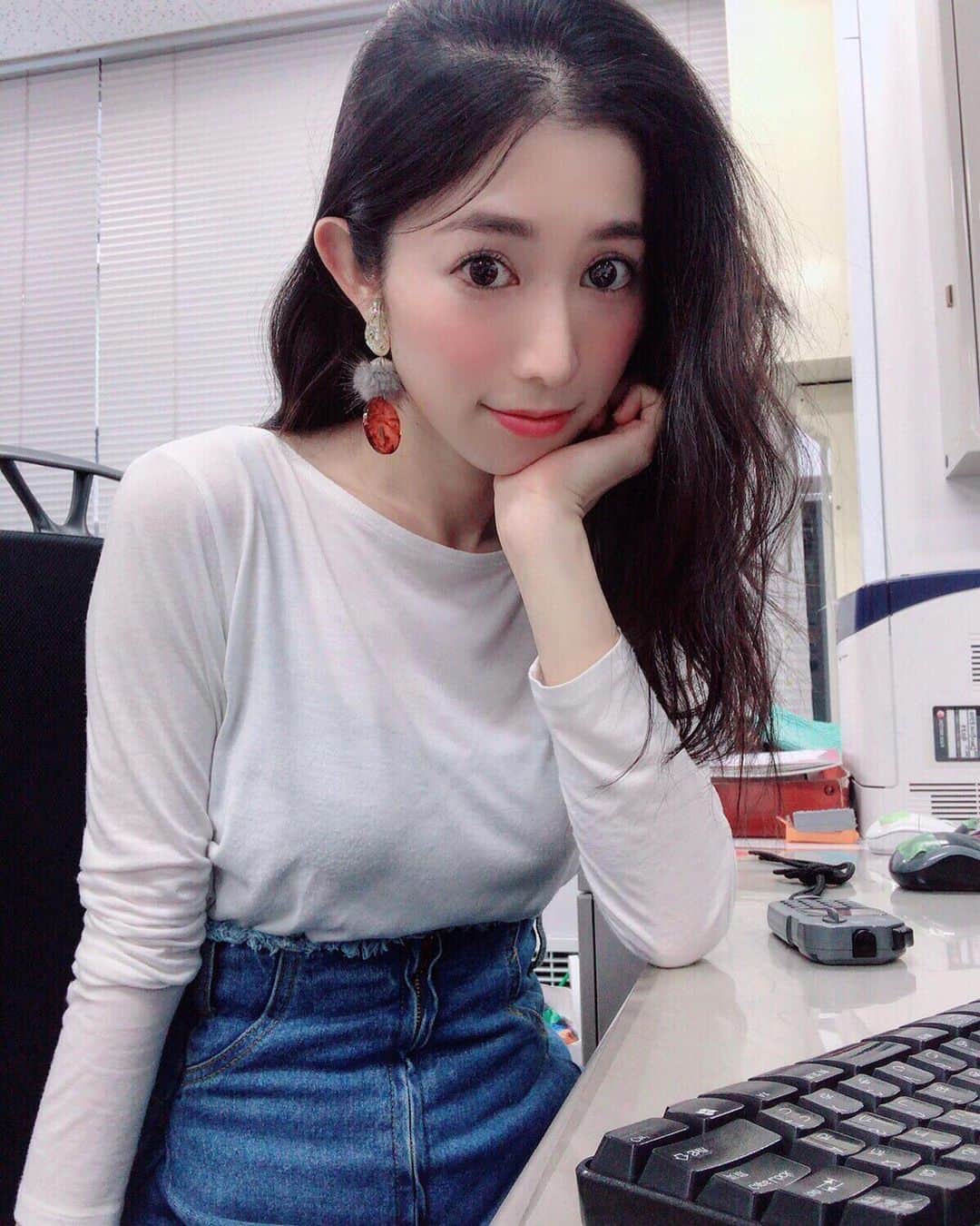 のインスタグラム：「毎週火曜のラジオ日本ニュース読み📻  分け目を8：2にしてみた日は 紛れもなく、昭和生まれと確信した日となりました。  一一一一一一一一一一一一一一一 #中村アンさんというより浅野温子さん寄り #白シャツジーンズは吉田栄作さん #白シャツジーンズ#昭和#昭和顔 #showa#令和#時代#時代を感じる #📻#ラジオ#ラジオ日本#radio」