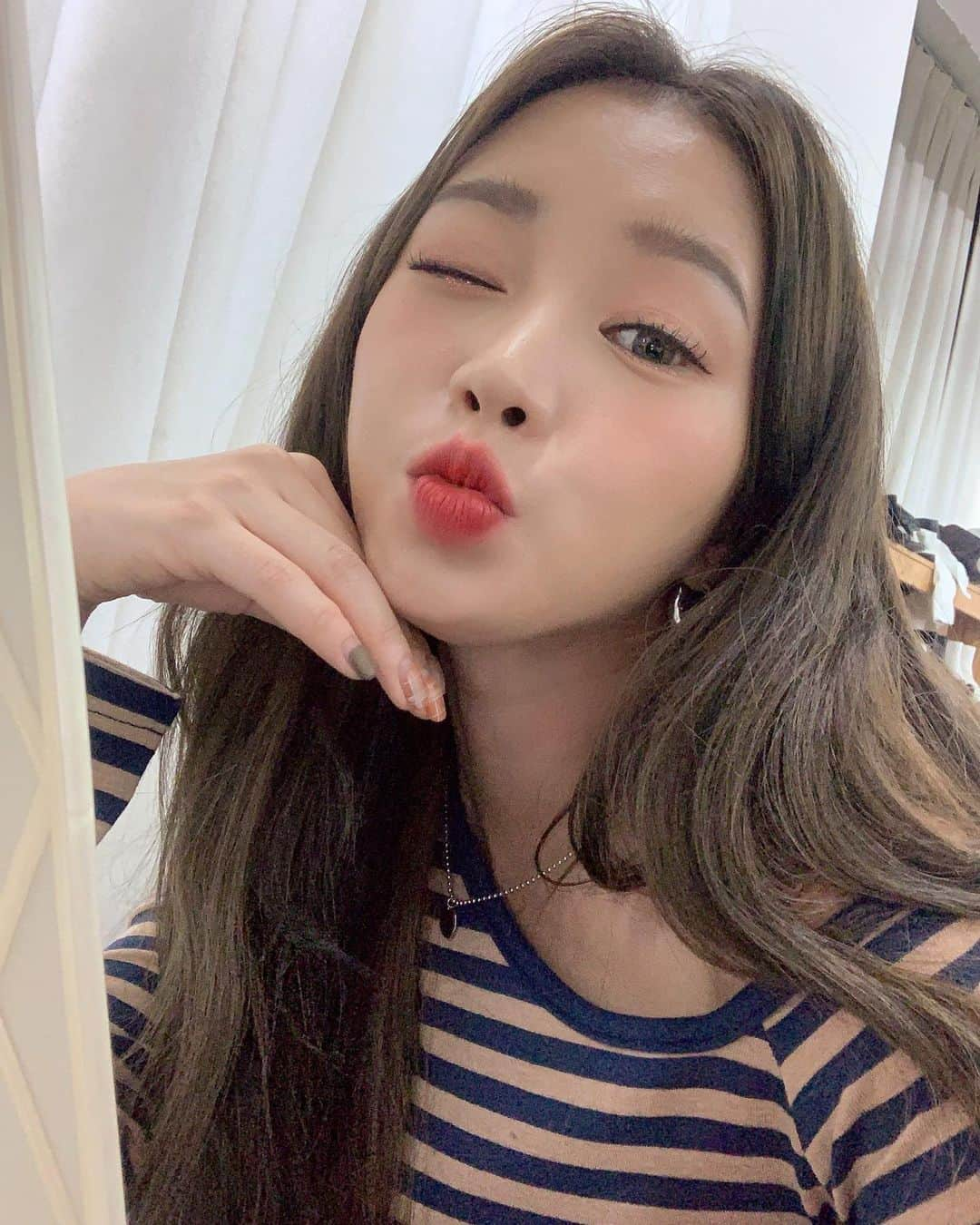 トキさんのインスタグラム写真 - (トキInstagram)「가을엔 누가 뭐래도 레드립이여라💋♥️💋」9月25日 14時36分 - minhee_jjjj