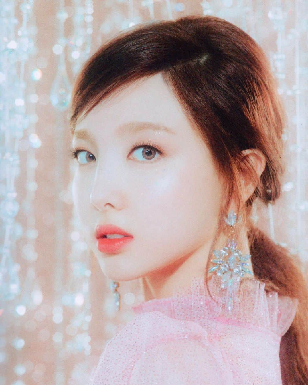 ナヨンさんのインスタグラム写真 - (ナヨンInstagram)「[SCAN] 🐰 ‘Feel Special’ Photobook A ver. 💕 © Vampire Twice #TWICE #트와이스 #NAYEON #나연」9月25日 14時45分 - twicenayeon