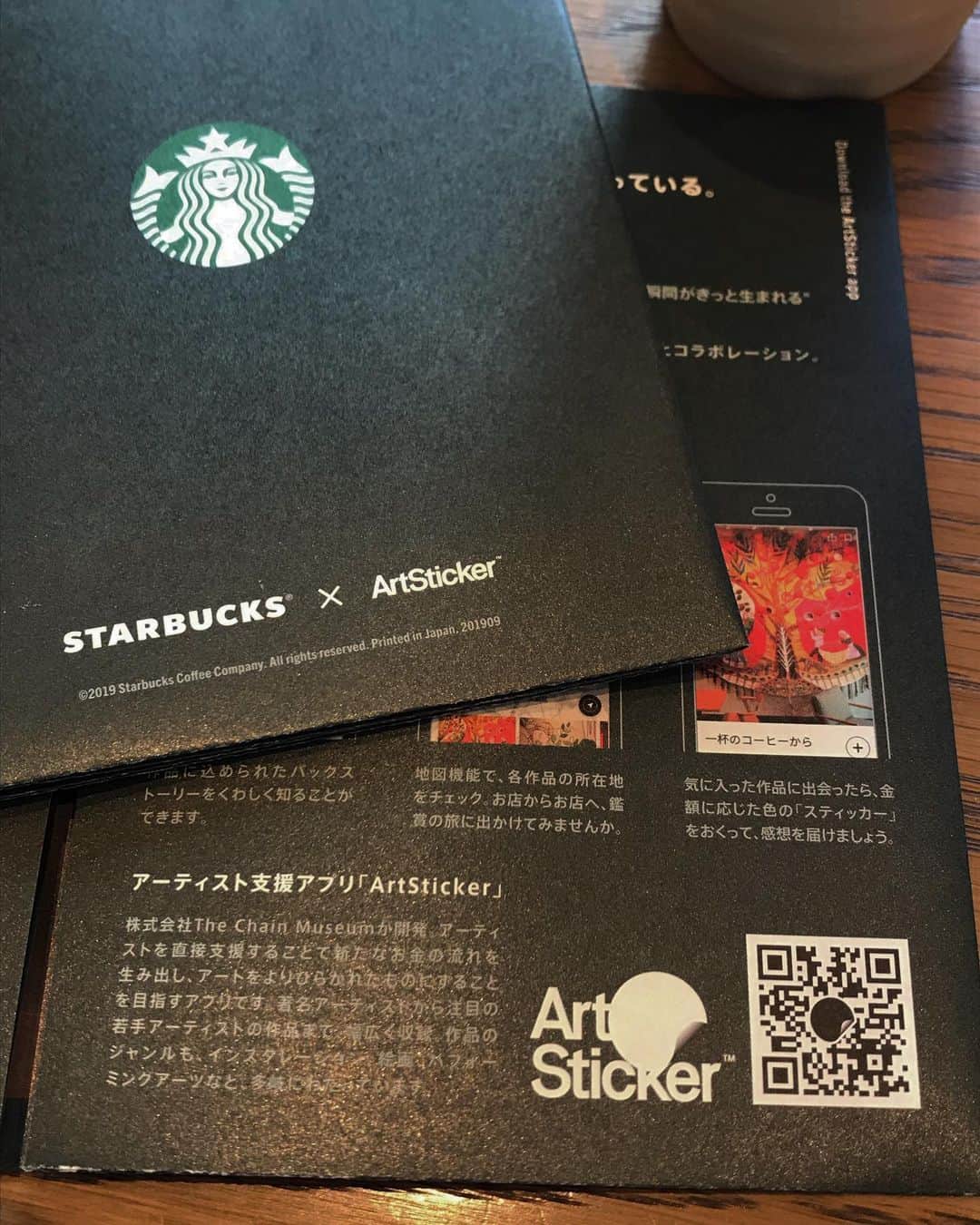 のインスタグラム：「STARBUCKS×ArtSticker 全国30万部。 是非ダウンロードしてください。 「アーティストが、あなたの声を待っている。ArtStickerをダウンロードして、アートをあじわいませんか。」」