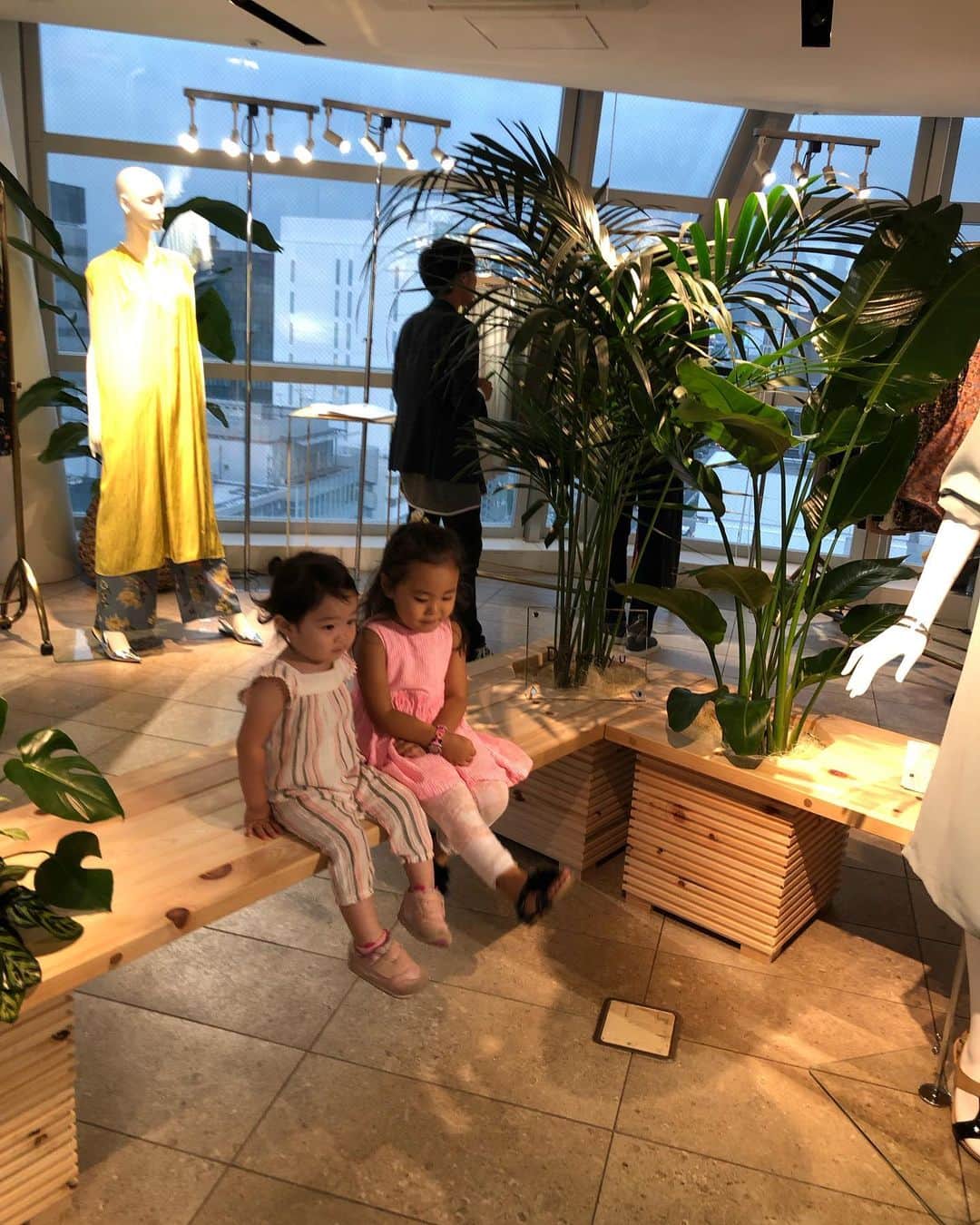 田中雅美さんのインスタグラム写真 - (田中雅美Instagram)「先日。 いつも衣装でお世話になっているyamato dressさんの展示会へ。 http://www.yamato-dress.co.jp/  スタイリストの権ちゃんの愛娘ちゃんが、娘を可愛がってくれました♡  可愛すぎる。。 そして、本題の、新作のお洋服も可愛いのがいっぱい！！ #yamatodress #yangany #展示会 #子連れにも優しくて助かりました #ジュースも美味しかった #可愛い新作お洋服いっぱい」9月25日 14時48分 - tanakamasami_official