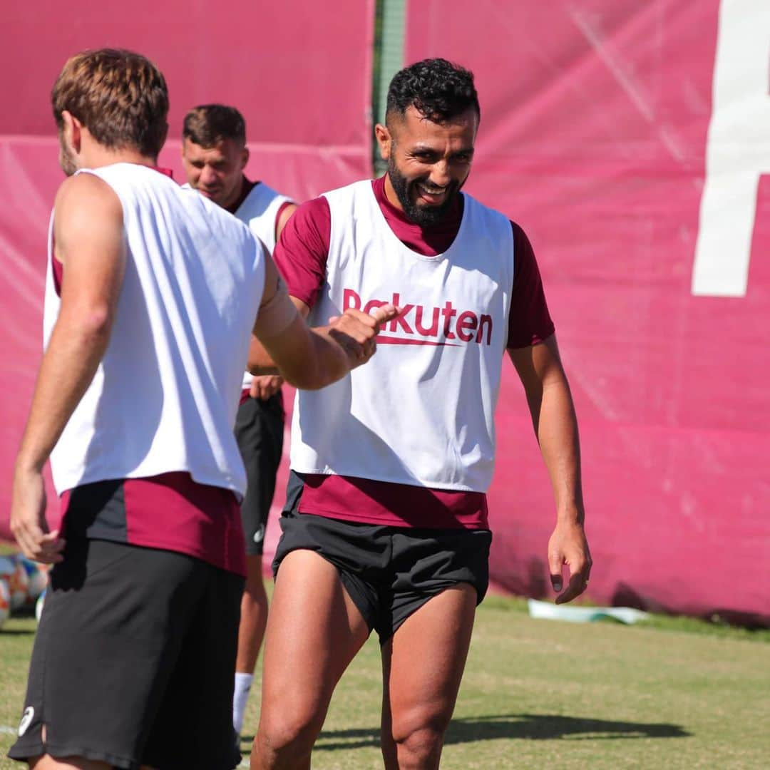 ヴィッセル神戸さんのインスタグラム写真 - (ヴィッセル神戸Instagram)「今日も笑顔で！😄✌🏼 Training with a smile! 😄✌🏼 . #vissel #visselkobe #ヴィッセル神戸 #WeAreKobe #一致団結 #Kobe #神戸 #Dankler #Sakai #Gotoku #Villa #DavidVilla #Nishi #Daigo #Oumari #ダンクレー #ダビドビジャ #ビジャ #酒井高徳 #西大伍 #ジョアンオマリ」9月25日 15時03分 - visselkobe