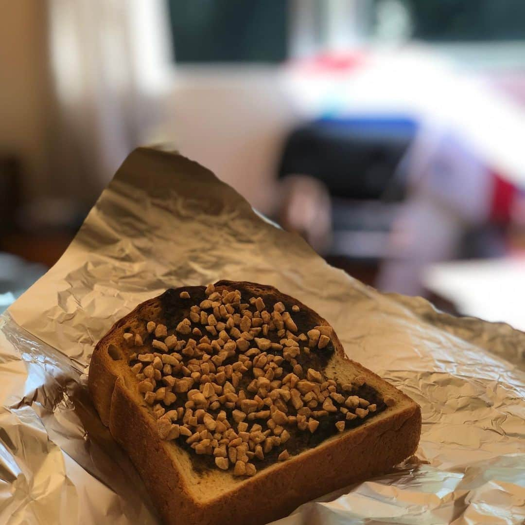 李忠成さんのインスタグラム写真 - (李忠成Instagram)「最強朝飯パン🍞 朝食用 ・ ・ 📝岩海苔と納豆 −たんぱく質− アスリートは、3時間起きに摂取するのが理想。寝ている間は、摂取できないため、朝、しっかりと摂取するするべき😯 ・ ・ ⚪️ –食物繊維– 腸内環境、自律神経、免疫力を整える。朝摂取により休憩をしていた腸にアタックをかけて、腸を動かす😐 ・ ・ ⚪️–鉄– 酸素をしっかりとカラダの隅々まで行き渡らせ、エネルギーをゲッツすることが重要。寝ている間は摂取できないので、朝からしっかり摂取して、いつでも動ける体になるよう準備😲 ・ ・ ・ #鹿島に勝つぞー！！！ #朝食 #パン #🍞 #リアルアスリート飯  #岩海苔 #納豆 #食パン #ティーと記念トリパラ⛱🥰 #アス飯現役」9月25日 15時02分 - tadanarilee_official