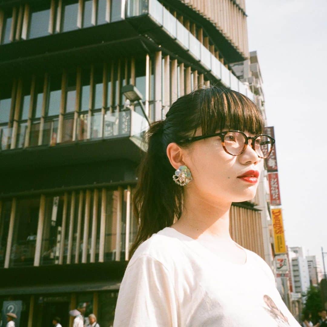 Zoff Officialのインスタグラム：「Zoff CLASSIC / ZN191008_49C1 Model @ppp218ppp レディーな赤いスカートには、メンズライクな小ぶりのウェリントン型を合わせて、遊び心のあるスタイリングに。フロントのサイドの飾りピンがポイント。 柄の切り返しなど、凝ったディテールが存在感を放ちます。 #Zoff #fashion #eyewearstyle #メガネ #ゾフ女子 #Zoffコーデ #スカイツリータウン #ソラマチ店 #東京 #tokyo」
