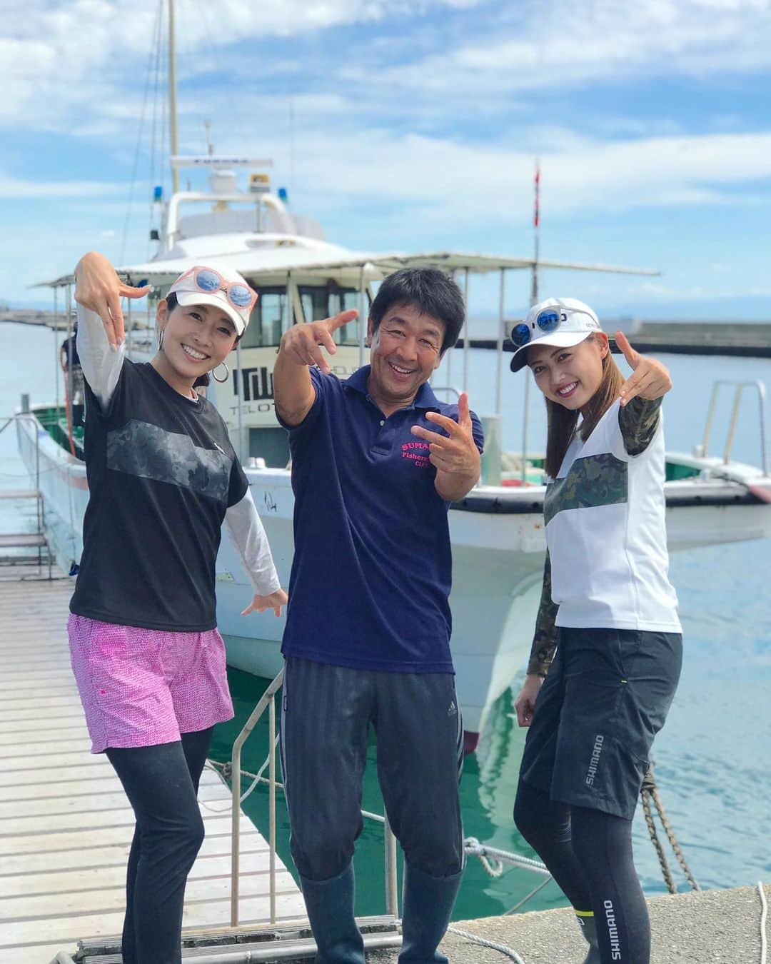 関西テレビ「釣りたガール！」さんのインスタグラム写真 - (関西テレビ「釣りたガール！」Instagram)「✔︎﻿ 昨日から釣りたガール！ロケしてます😍﻿ ﻿ 今回の釣りたガールさんは﻿ ﻿ 2回目の登場の松元絵里花ちゃん🙍‍♀️💕 @matsumoto_erika ﻿ ﻿ 絵里花ちゃんとの1年ぶりの再会を﻿ ﻿ 魚がお祝いしてくれたのか﻿ ﻿ 須磨沖でノマセ釣り、青物狙いで﻿ ﻿ たくさん釣れたので早上がりしました🎵😍﻿ ﻿ 港に戻って船長さんと写真を撮ったのですが﻿ ﻿ なぜかhip-hop風のポーズにｗ﻿ ﻿ とても優しくて頼りになる船長さんです😌﻿ ﻿ 明日のロケもがんばるぞー💪﻿ ﻿ ﻿ #仙正丸 #須磨 #須磨海岸 #神戸 #明石海峡 #ノマセ釣り #青物釣り #ハマチ #太刀魚 #太刀魚釣り #テンヤ #淡路島 #明石海峡大橋 #釣りたガール #釣り #釣り好き #釣り女子 #釣りガール #釣り好きな人と繋がりたい #松元絵里花 ちゃん #fishinggirls #angler #japan #kobe #oceanfishing」9月25日 15時18分 - tsurita_girl