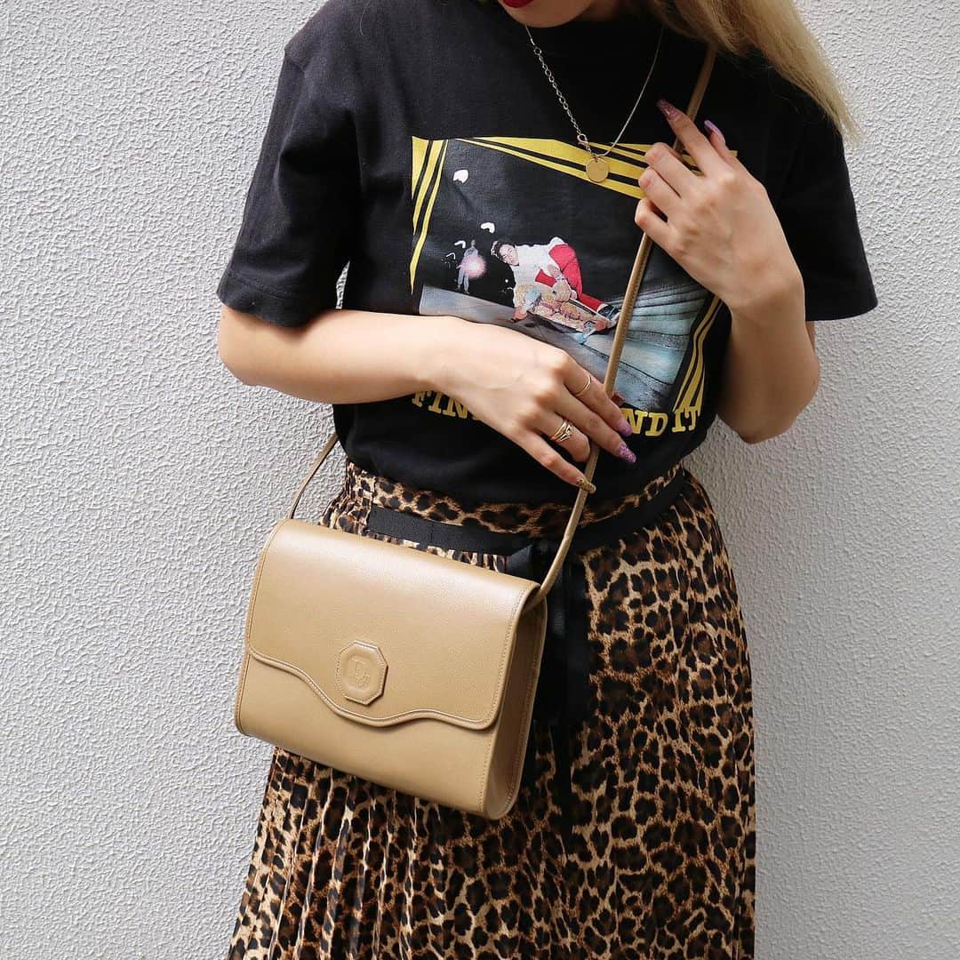 Vintage Brand Boutique AMOREさんのインスタグラム写真 - (Vintage Brand Boutique AMOREInstagram)「sold out****Vintage Christian Dior shoulder bag.  Free Shipping Worldwide✈️ DM for more information ≫ ≫ ≫✉️ #ヴィンテージ #ディオール #ヴィンテージディオール #レディディオール #ヴィンテージブランドブティック #アモーレ #アモーレトーキョー #表参道 #東京 #青山 #vintage #Dior #christiandior #vintagedior #vintagebrandboutique #AMORE #amoretokyo #omotesando #aoyamayuuga」9月25日 15時20分 - amore_tokyo