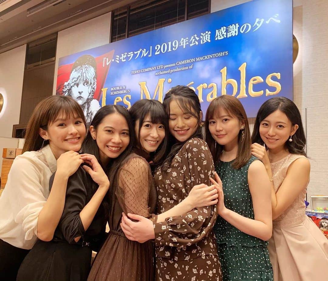 昆夏美のインスタグラム：「. 2019年レミゼラブル 無事に終わりました！！ 先日打ち上げパーティーもあり 本当に終わった感がじわじわと。 . レミゼラブルに関わることができて、 エポニーヌの人生を生きることができて、 本当に幸せでした。 20代をレミゼラブルと共に 生きてこられた事、 わたしの人生において かけがえのないものになりました。 先日の打ち上げパーティーで とある方が 「レミゼラブルの一員になったことに誇りを持ってほしい」 と仰られていました。 すごく心に響いて、涙が出てきました。 こんなに素晴らしい作品とカンパニーに いることができた自分を 誇りに思ってあげようと思えました。 . レミゼラブルの登場人物が 「愛」「赦し」「情熱」「信念」を持って生きたように 私も一歩ずつ、これからも 前に進みたいと思います。 . 私の個人的な想いは 後日、メルマガの方で配信をさせて いただきたいと思ってますので メルマガ会員の方、 お暇がありましたら読んでみて下さい^^ . 応援してくださった皆さま レミゼラブルに関わった全ての皆さま 本当にありがとうございました！！ . . みんなとの写真を 載せたいと思います♪ なかなか写真を撮る機会がなかった みなさんとも撮れて嬉しかった✨ . 北海道については番外編もあるので また後日載せよーっと🥰」