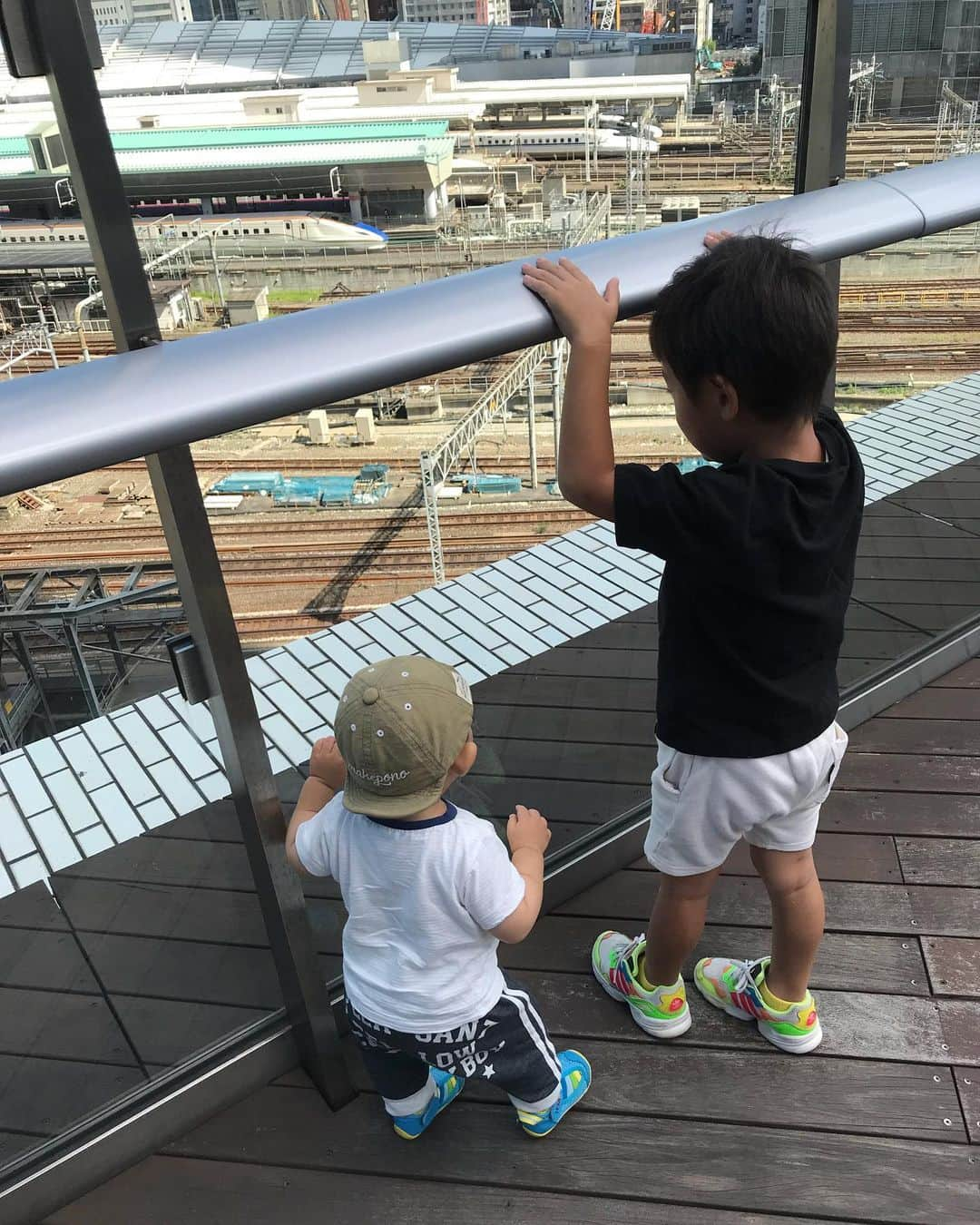 高橋みゆきさんのインスタグラム写真 - (高橋みゆきInstagram)「カズさんとランチ🥗ヒカリんと遊んでもらったよ❤️子供の写真ばかり撮って🤳ご飯とうちらの写真忘れた😅あるある😊 #丸の内 #kitte #ヒカリんお兄ちゃん #本当よく遊んでくれる💕 #ランチ」9月25日 15時33分 - shin_miyukichi