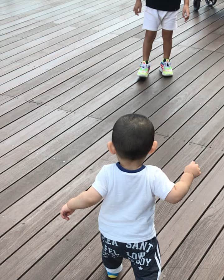 高橋みゆきのインスタグラム：「カズさんとランチ🥗ヒカリんと遊んでもらったよ❤️子供の写真ばかり撮って🤳ご飯とうちらの写真忘れた😅あるある😊 #丸の内 #kitte #ヒカリんお兄ちゃん #本当よく遊んでくれる💕 #ランチ」