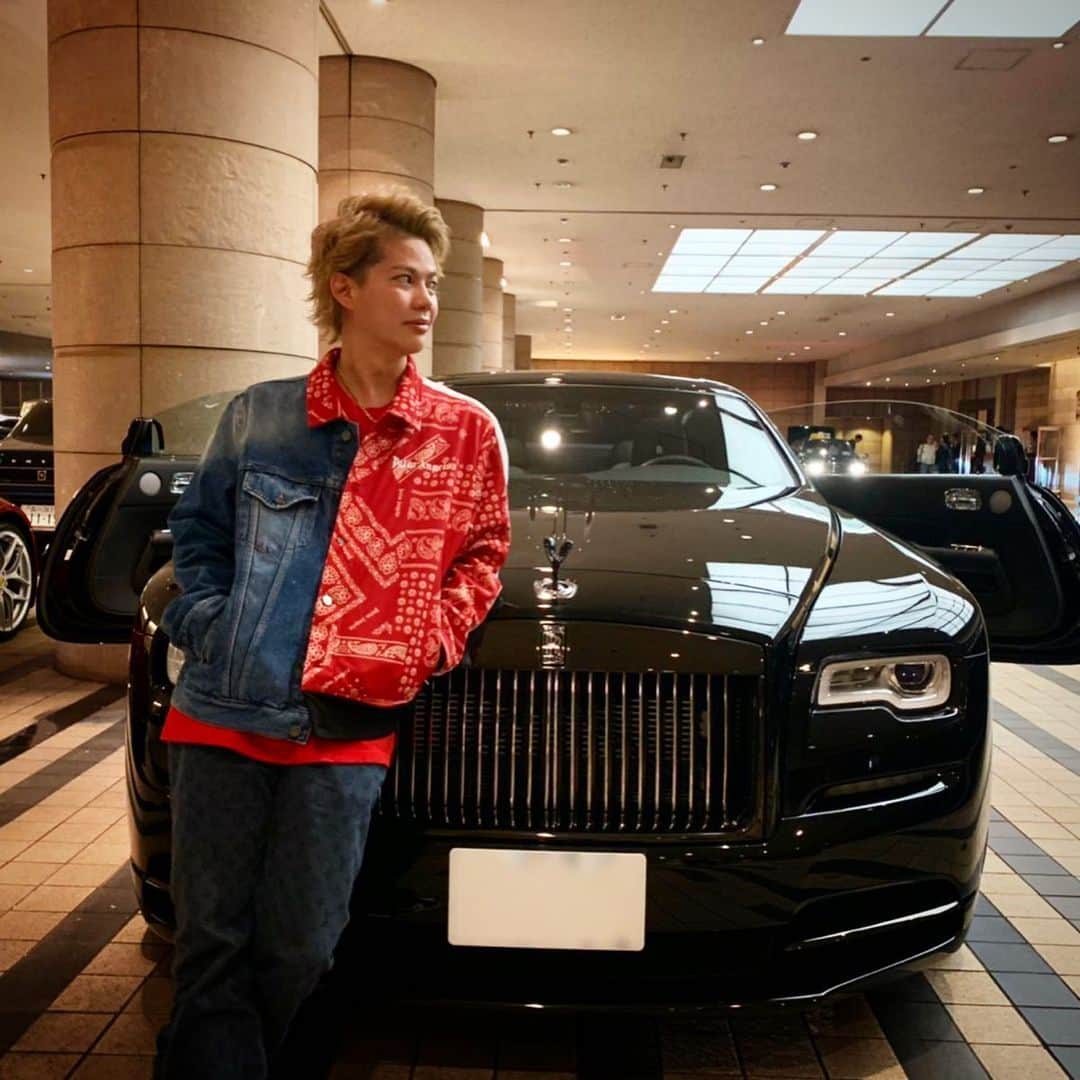 のインスタグラム：「何をするかより誰とするか﻿ ﻿ 何を食べるかより誰と食べるか﻿ ﻿ 何処に行くかより誰と行くか﻿ ﻿ 何を話すかより誰が話すか﻿ ﻿ '大丈夫'という励ましの言葉を﻿ 誰よりも説得力を持ち﻿ 背中を押せる人になりたい﻿ ﻿ #春木開﻿ #ポジティブクリエイター﻿ #rollsroyce ﻿ #rollsroycewraith ﻿ #rollsroyceblackbadge ﻿ #palmangels」