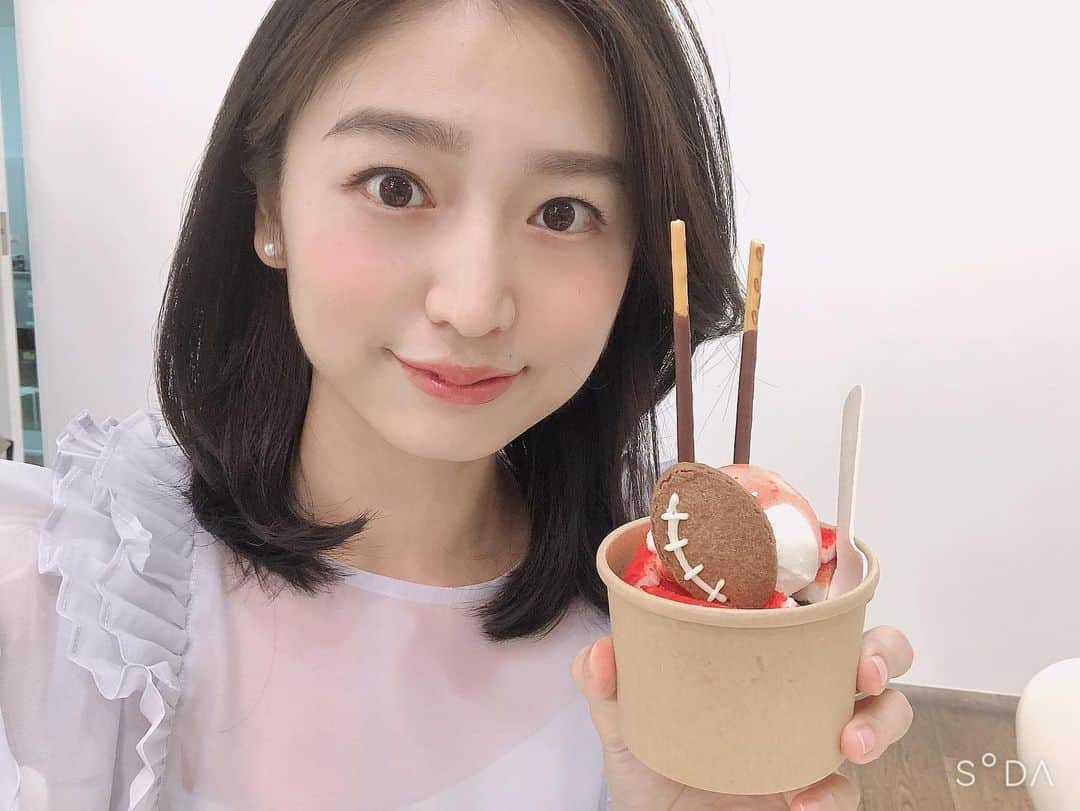 上野優花さんのインスタグラム写真 - (上野優花Instagram)「先週から RWCのパブリックビューイング会場、 ファンゾーンの司会を務めさせていただいています！ 大スクリーンで試合を見て周りのお客さんと一緒に盛り上がれる、ラグビーファンにとって至福の場所🥰🏉 ラグビー観たことないな、なんて方も もちろん楽しんでもらえます！ 外国からのお客さんもたくさんいらっしゃって、 日本じゃないかのような雰囲気も味わえますよ。 会場は調布と有楽町の2箇所です。 私は毎週末どちらかの会場にいます。 どちらも駅前ですので是非お立ち寄りください。 ラグビーにちなんだフードも多くあって、 私は終わった後にパフェを頂きました。 ラグビーボールのクッキーが可愛い〜😍💓 #rwc2019 #ファンゾーン #ラグビー女子  #ラグビーワールドカップ2019 #ラグビーが大好き #本日もラグビー観戦日和でした」9月25日 15時54分 - yuka_ueno89