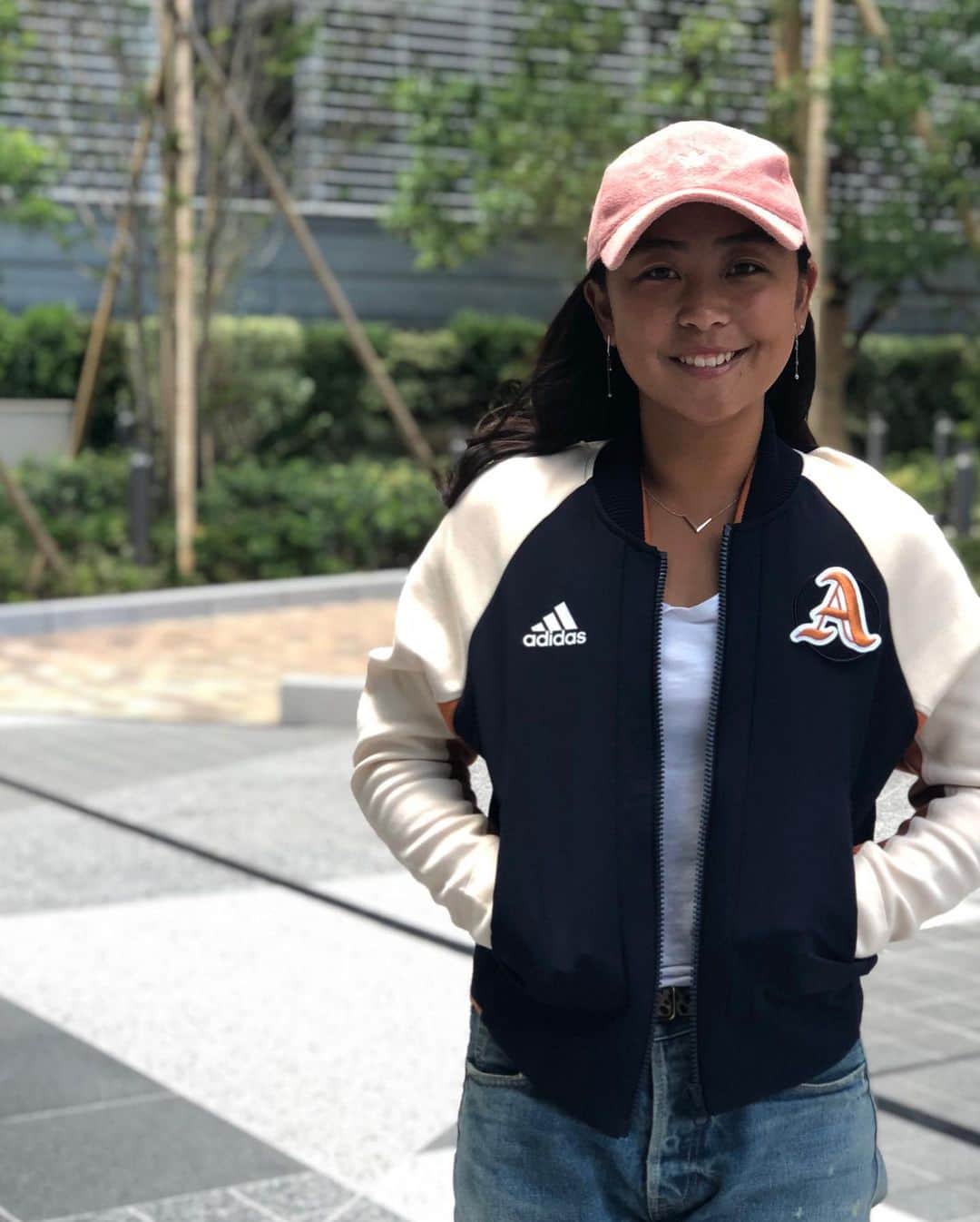 のインスタグラム：「. adidas新作！VRCT JACKET！ 私服に合わせて着やすいとてもお気に入り☺️✨ . 今シーズンも残り少なくなってきましたね。 わたしは１年を通して色々な場所で試合をしますが どんな場所でもどんな時でも わたしのプレーを観てくれた人達が 「観に来て良かった」「感動した」と 感じてくれることが本当に嬉しいことです。 使う言葉、肌の色、住む環境、何もかもが違っても 心に訴える"何か"をスポーツで伝えることが出来ると わたしは思っています。 だからわたしは自分が大好きな"テニス"を通して 観てくださる皆さんに"何か"を伝えるために 毎日自分のやるべきことを積み重ねていきます。 . 皆さん、いつも応援ありがとうございます☺️☺️☺️ . #ブレない思いを胸に刻もう  #Werepresent」
