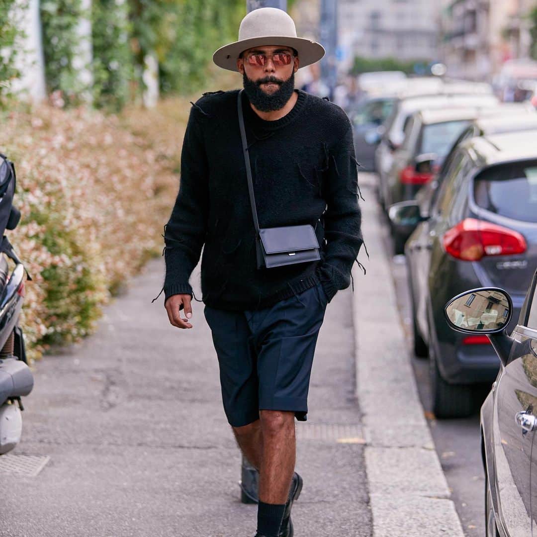 GQ JAPANさんのインスタグラム写真 - (GQ JAPANInstagram)「ミニバッグがトレンドだ！ ミラノの街で男たちの鞄をスナップ。 Small bags are what you need for this fall.  Learn how to carry them like a pro. #mfw #bags Photos: @thestylestalkercom」9月25日 15時55分 - gqjapan