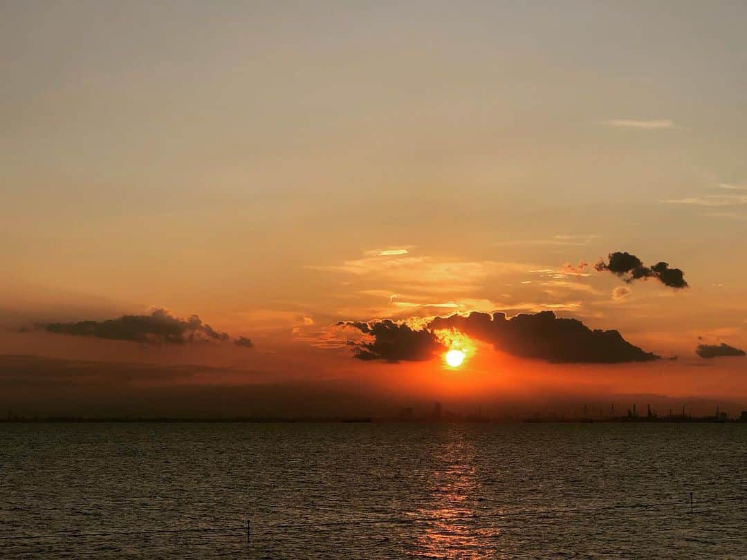 R!Nのインスタグラム：「夕日が沈む瞬間のノスタルジックな空と 透き通る青の空  どちらもそれぞれの魅力があって好き。  どんなに遠く離れていても 見上げる空は同じ  言葉だとうまく伝わらないけど 歌い生きていく私を届けていくことで  少しでも誰かの力になれますように。  #夕陽 #晴れ空 #変わりゆく空 #sky」