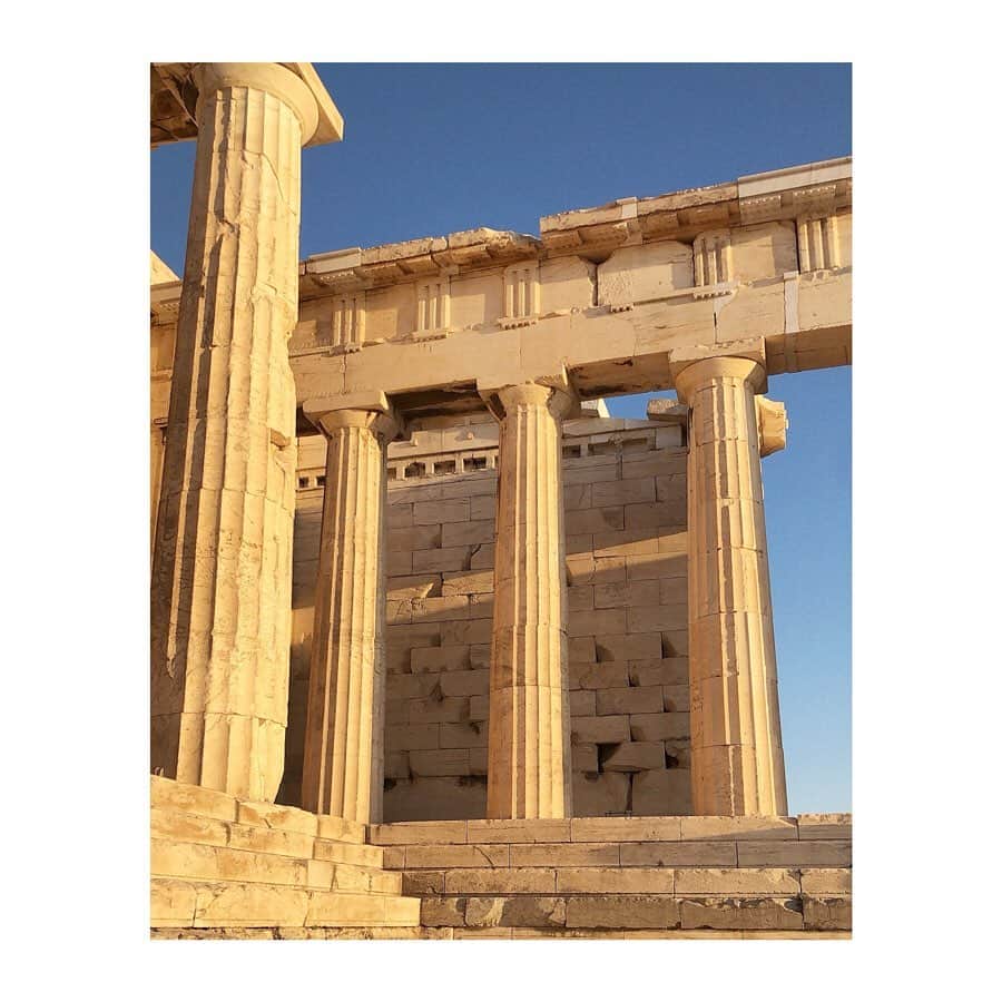 吉田怜香さんのインスタグラム写真 - (吉田怜香Instagram)「サントリーニからはアテネ経由じゃないと 帰ってこれないので アテネにも1泊したよん 💜 . 紀元前の今から2500年以上前に 建てられたパルテノン神殿。 （すごすぎてピンとこないとは このこと） （日本では縄文時代あたり） . とりあえず行っとくよね的なノリで来たけど アテネの街も一望できて 想像以上にきれいな場所でした。 夕陽に照らされる頃🏛 暑すぎず色がきれいでとてもおすすめ。 . #よしだ_旅 #アテネ #パルテノン神殿 #0921」9月26日 2時00分 - reikayoshida_