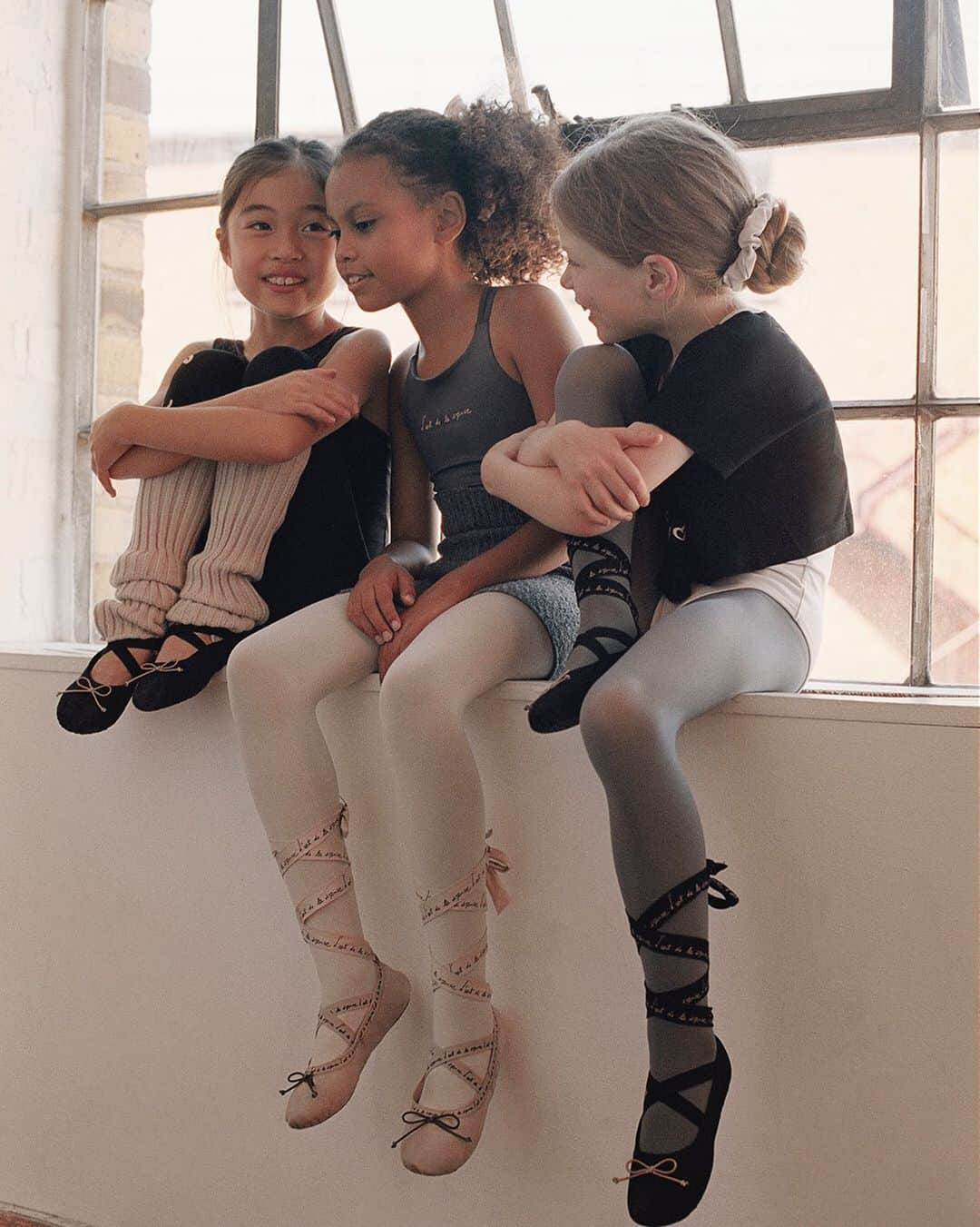 ZARAさんのインスタグラム写真 - (ZARAInstagram)「Ballet inspired collection | Special garments that fit the body with a variety of different textures with soft and light weight @zarakids #ballet」9月26日 1時53分 - zara