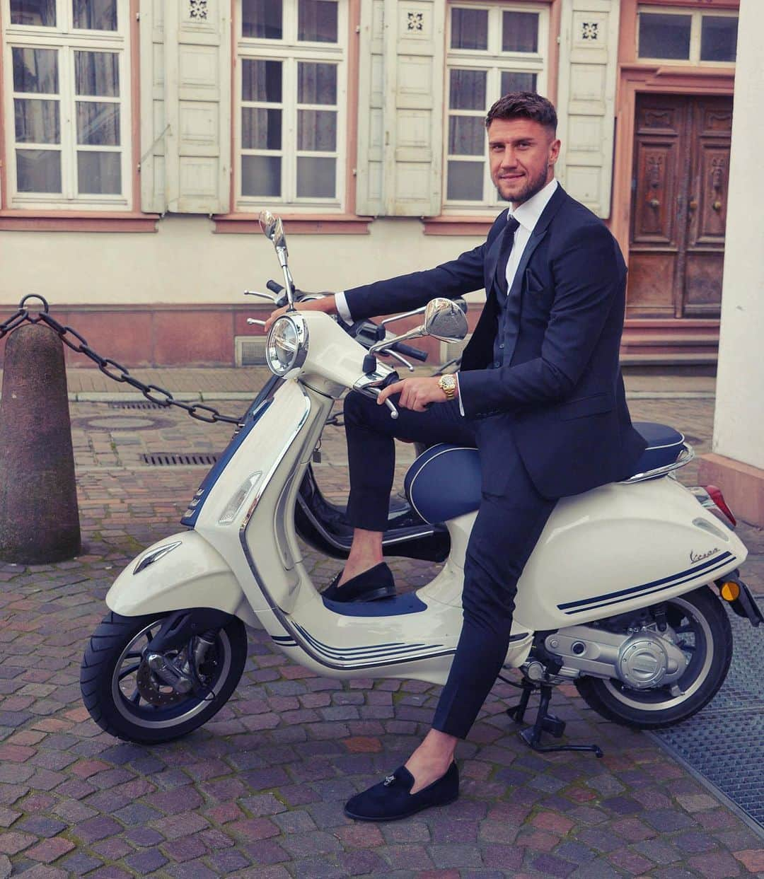 エルミン・ビチャクチッチさんのインスタグラム写真 - (エルミン・ビチャクチッチInstagram)「🛵 • 🤵🏻 #ootd #mensfashion #milano #shooting #style #vespa #thatway」9月26日 1時54分 - bico3