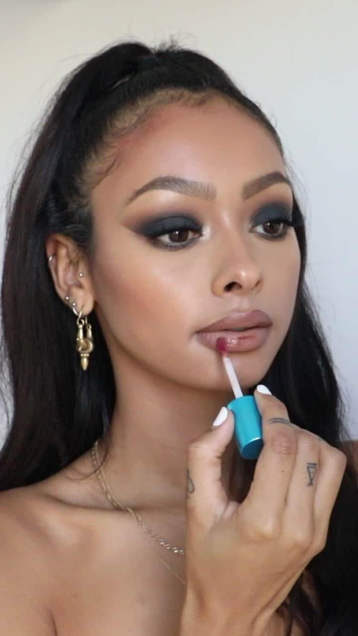 ジェイデ・ピアスのインスタグラム：「To celebrate @uomabeauty joining the @cultbeauty family I wanted to create a look using all of my favourite products from their line! @uomabeauty truly cater to everyone and I couldn’t be more proud to be part of their tribe 💕  #AD #UomaTribe #CultBeauty  PRODUCTS: @uomabeauty black magic colour palette (Poise) @uomabeauty say what?! Foundation (honey honey - T2N) @uomabeauty stay woke concealer (honey honey- T3) @uomabeauty double take contour stick (honey honey) @uomabeauty boss gloss (passion)  FULL VIDEO ON IGTV」