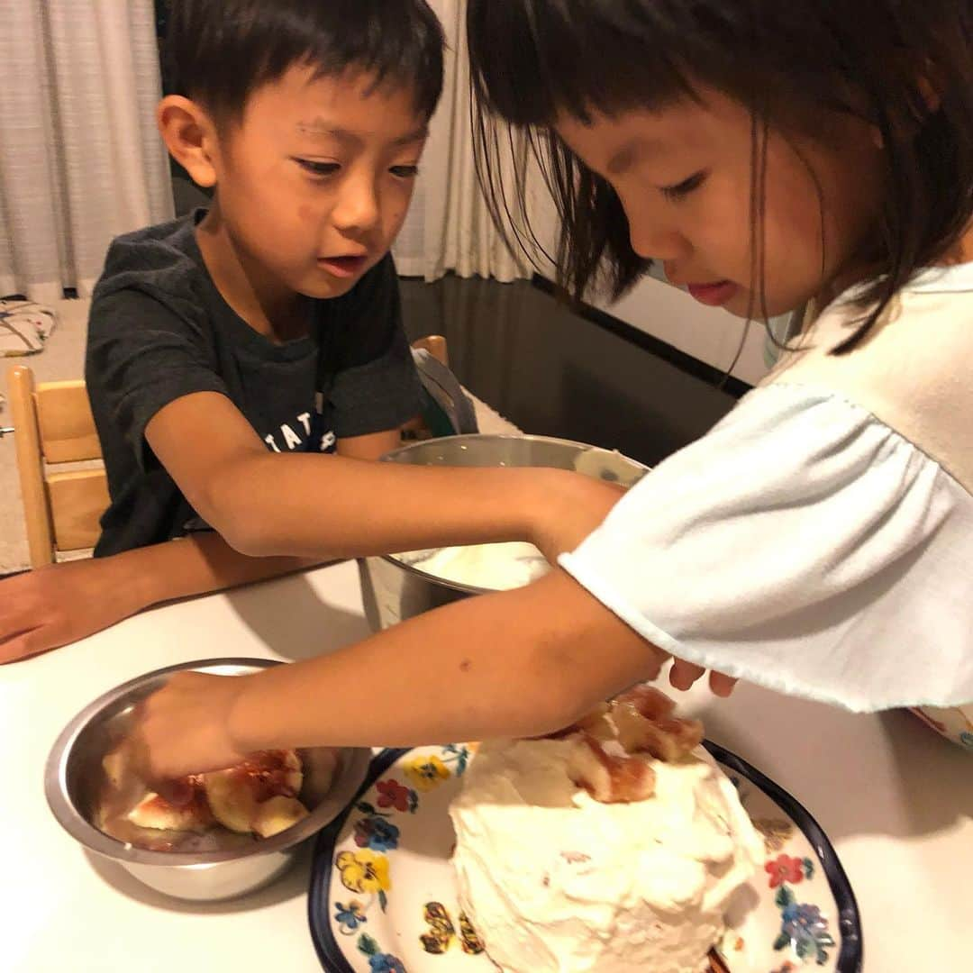 甘糟記子さんのインスタグラム写真 - (甘糟記子Instagram)「夜はお家でお祝い( ^ω^ )  別に金曜日にご飯も食べに行ったし、昼にお鮨食べたし特に何もしなくていいかな〜？と思ってたんだけど、  パパが焼肉でも行く？(肉ケーキでお祝いしたかったらしい（笑）)というので、だったら家でのんびりしたいな〜と急遽家でお祝いすることにしました(≧∀≦) ケーキを焼くのは息子殿が手伝ってくれて、飾り付けは2人で^_^  ご飯は油淋鶏に、バーニャカウダに、べべのブッラータと生ハム、味噌汁です。 キャンティ風ドレッシングも作ったんだけど、バーニャカウダもあるし野菜だらけになりそうで翌日に( ^ω^ ) レネのオリーブは出し忘れ。  でもワイワイ楽しくご飯(≧∀≦) お手紙とお花ももらって(≧∀≦) 食後には姫の謎のダンスも披露され（笑）  嬉しい45歳の誕生日になりました☆*:.｡. o(≧▽≦)o .｡.:*☆ #誕生日#家族っていいね#幸せ#アラフィフ#息子殿姫#息子殿#姫#誕生日ケーキ#手作り#油淋鶏#甘糟ご飯」9月25日 17時52分 - norihey924