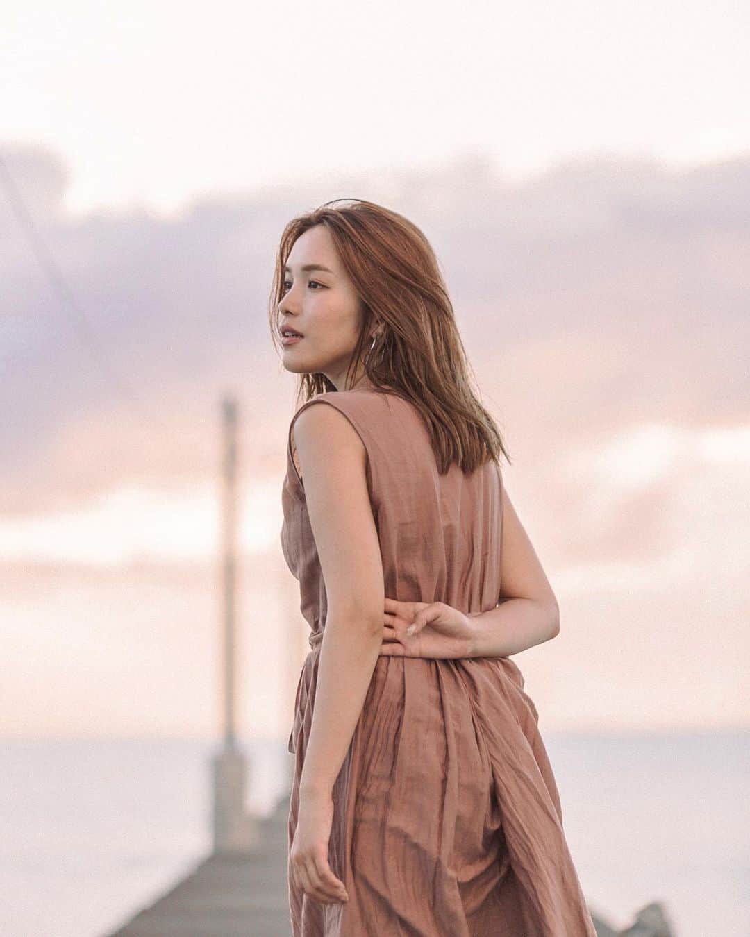 のインスタグラム：「𝐋𝐨𝐯𝐞 𝐭𝐡𝐞 𝐥𝐢𝐟𝐞 𝐲𝐨𝐮 𝐥𝐢𝐯𝐞.  𝐋𝐢𝐯𝐞 𝐭𝐡𝐞 𝐥𝐢𝐟𝐞 𝐲𝐨𝐮 𝐥𝐨𝐯𝐞. 👑﻿ ﻿ 日本に住み、整った環境で生活をし、﻿ でも何か最近の自分にはいつも﻿ 物足りなさを感じてます。﻿ ﻿ 隣の国や遠い国のこと﻿ 自分の住んでる日本のことや﻿ 家族がいるフィリピンのこと。﻿ ﻿ まだまだ知らないことがたくさんあって﻿ 自分の目で現状を見たくなって﻿ 自分のルーツも知りたくなりました。 ﻿ 人生の大半をパッションで動いてた私だったのに﻿ なんか今はパッションが足りてないな〜。 熱くないというか、なんというか﻿。 でもその理由はどうしてなのかがわからない ﻿ ﻿ 結論からいうと…、﻿ 今の私に必要なのは五感をフル活用し﻿ いろんなパッションを感じたいってこと！！﻿ ﻿ いつもアツアツな心でいたいんです ﻿ ﻿ ﻿ ﻿ ﻿#magichour #sunsetbeach」