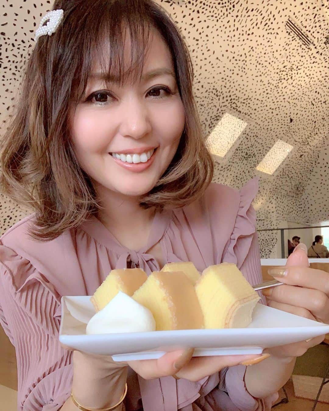 ikuさんのインスタグラム写真 - (ikuInstagram)「こんばんは♡ おつかれさま♡ ・ 昨日は一年ぶりの #ラコリーナ近江八幡  行ってきた🎵生どら焼きにバームクーヘン美味しかった～💕 2人に沢山写真撮ってもらったので何枚かピックアップ✨ ほぼ京子ちゃんに撮ってもらってるんやけどがに股になって撮ってくれる京子ちゃんの姿にもうハマって笑いが止まらなかった🤣💕#りんごちゃん にしか見えない笑  @1207_t.m.y  ちゃん  @rikujiro0000  ちゃん 笑いすぎてお腹痛かった 🤣😁👌💕滋賀まで来てくれてありがとう✨✨ ・ onepiece @u_dresser  new✨ モコモコサンダルは2年前に買った #ZARA ・ #クラブハリエ#ラコリーナ#たねや#滋賀カフェ#ポートレート#琵琶湖#バームクーヘン#生どら焼き#アヒル#ファッション#コーディネート#滋賀カフェ#カフェ巡り#自然#景色#fashion#code#Cafe#autumn#instafashion#happy」9月25日 18時08分 - cheriee515