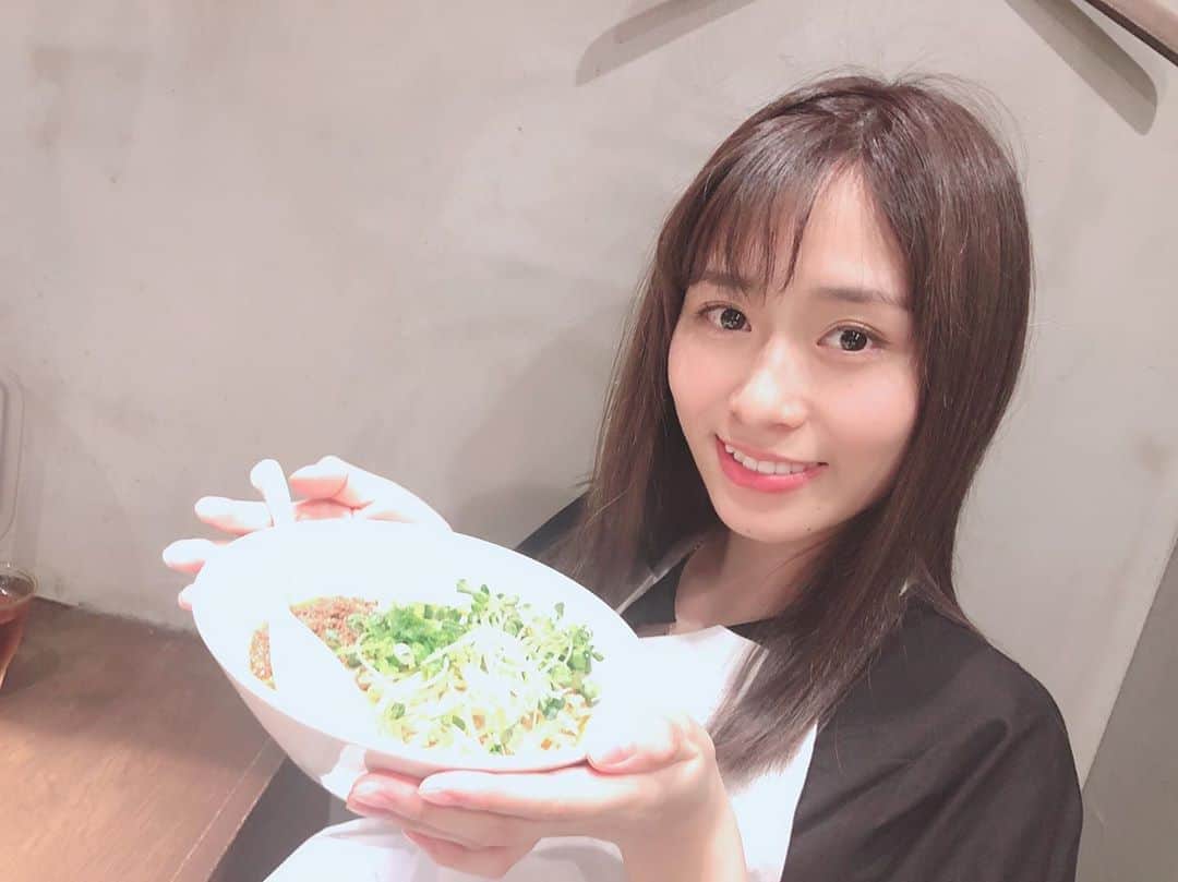 内木志のインスタグラム：「6❣️ あほ毛が凄く気になるこの頃ですが…(昔から) 六坊担々麺を食べました！🍜 汁なし坦々麺、ハマっちゃいそう💕 辛さは2だったけど、ぴったりないい感じの辛さでした🔥 #六坊担々麺 #担々麺」