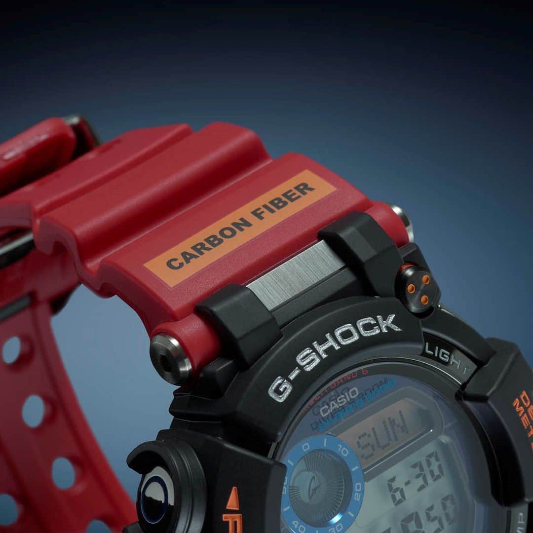 G-SHOCKさんのインスタグラム写真 - (G-SHOCKInstagram)「G-SHOCK × 南極調査ROV  過酷な環境下で活躍するプロフェッショナルをサポートするG-SHOCKと、「南極調査ROV」とのコラボレーションモデルが登場します。今回のコラボレーションモデルは、2018年1月に第59次南極地域観測隊の共同利用研究で使用された、小型水中無人探査機(ROV)の航法用デバイスとして、カシオ計算機と東京海洋大学による共同研究が起点となり実現しました。過酷な環境で調査に挑むROVのレッド・ブラック・オレンジ・ブルーの配色をデザインに取り入れ、裏蓋・バックライト・バンド・スペシャルパッケージには南極大陸のシルエットを配置。ベースモデルには、姿勢が安定しない水中でも正しい方位計測が可能であり、高い防水性を誇るMASTER OF G、FROGMANが採用されています。極限の環境に立ち向かう南極調査用のROVとG-SHOCKとの共同研究が生んだスペシャルモデルです。  Introducing the collaboration model between G-SHOCK and Antarctic ROV (Remotely operated underwater vehicle). The project has started back in 2018, when CASIO and The Tokyo University of Marine Science and Technology worked together to develop a small-sized ROV. The design is inspired from red, black orange, and blue coloring of ROV. The base model is the MASTER OF G FROGMAN, equipped with waterproof and accurate orientation measurement function.  GWF-D1000ARR-1JR  #g_shock #gwfd1000 #masterofg #frogman #collaboration #rov #東京海洋大学」9月25日 18時03分 - gshock_jp