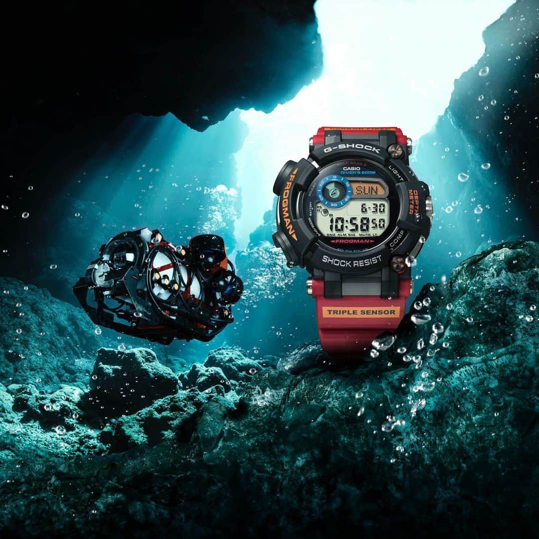 G-SHOCKさんのインスタグラム写真 - (G-SHOCKInstagram)「G-SHOCK × 南極調査ROV  過酷な環境下で活躍するプロフェッショナルをサポートするG-SHOCKと、「南極調査ROV」とのコラボレーションモデルが登場します。今回のコラボレーションモデルは、2018年1月に第59次南極地域観測隊の共同利用研究で使用された、小型水中無人探査機(ROV)の航法用デバイスとして、カシオ計算機と東京海洋大学による共同研究が起点となり実現しました。過酷な環境で調査に挑むROVのレッド・ブラック・オレンジ・ブルーの配色をデザインに取り入れ、裏蓋・バックライト・バンド・スペシャルパッケージには南極大陸のシルエットを配置。ベースモデルには、姿勢が安定しない水中でも正しい方位計測が可能であり、高い防水性を誇るMASTER OF G、FROGMANが採用されています。極限の環境に立ち向かう南極調査用のROVとG-SHOCKとの共同研究が生んだスペシャルモデルです。  Introducing the collaboration model between G-SHOCK and Antarctic ROV (Remotely operated underwater vehicle). The project has started back in 2018, when CASIO and The Tokyo University of Marine Science and Technology worked together to develop a small-sized ROV. The design is inspired from red, black orange, and blue coloring of ROV. The base model is the MASTER OF G FROGMAN, equipped with waterproof and accurate orientation measurement function.  GWF-D1000ARR-1JR  #g_shock #gwfd1000 #masterofg #frogman #collaboration #rov #東京海洋大学」9月25日 18時03分 - gshock_jp