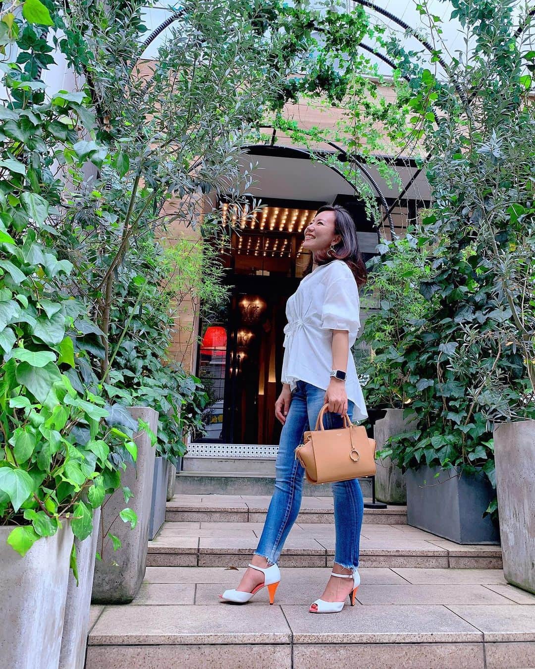 長嶺菜菜子のインスタグラム：「﻿ 気候や空が秋らしくなってきた今日この頃🍁🌝﻿ ﻿ ﻿ ね﻿ ね﻿ 知﻿ っ﻿ て﻿ た﻿ ❓﻿ ﻿ ﻿ ﻿ 今年って残り97日しかないんだってよ( '∀︎' )﻿ ﻿ ﻿ え﻿ え﻿ 1﻿ 0﻿ 0﻿ 日﻿ 切﻿ っ﻿ て﻿ る﻿ や﻿ ん﻿ け﻿ 🐽﻿ ﻿ ﻿ 早い早い🏃‍♀️🏃‍♀️🏃‍♀️🏃‍♀️🏃‍♀️🏃‍♀️🏃‍♀️﻿ ﻿ ﻿ 今日の夕陽も綺麗だったな﻿ ﻿ ﻿ けど﻿ 今日の夕陽は今日だけ﻿ もう見ることは出来ないんよなぁ﻿ ﻿ ﻿ 今出来ること、やりたいこと、はすぐやらんとな🐌←﻿ 時は金なり🕕💸﻿ ﻿ ﻿ 最近お気に入りのコーデ﻿ tops ... @leet_girls﻿ bag/earrings ... @mosselnewyork  pumps ... @famzon_official﻿ ﻿ ★------------------------------------------------☆﻿ #沖縄人 #うちなんちゅ﻿ #秋 #2019年も後97日﻿ #秋コーデ﻿ #着せ替えヒール﻿ #バッグ #ハンドバッグ﻿ #モシェル﻿ #モシェルニューヨーク﻿ #bag﻿ #mossel﻿ #mosselnewyork﻿」