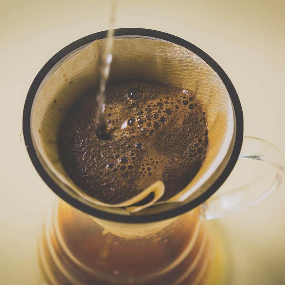 コスモウォーター【公式】さんのインスタグラム写真 - (コスモウォーター【公式】Instagram)「. 【コスモウォーターでコーヒーを】  朝晩は少しずつ涼しさを感じる季節になり、そろそろ温かいコーヒーが恋しくなりますね。  ホットでもアイスでもコスモウォーターがあればとても便利。  お湯がすぐにでるのでコーヒーを淹れるのにも役立ちます。  さらに天然水なのでコーヒーの香りがひきたちます♪  #コスモウォーター #cosmowater #ウォーターサーバー  #家族の天然水 #水 #天然水 #水分補給 #コスモウォーターのある暮らし  #暮らしを楽しむ #家事 #コーヒー ＃コーヒー好き #コーヒーのある暮らし」9月25日 18時09分 - cosmowater.official