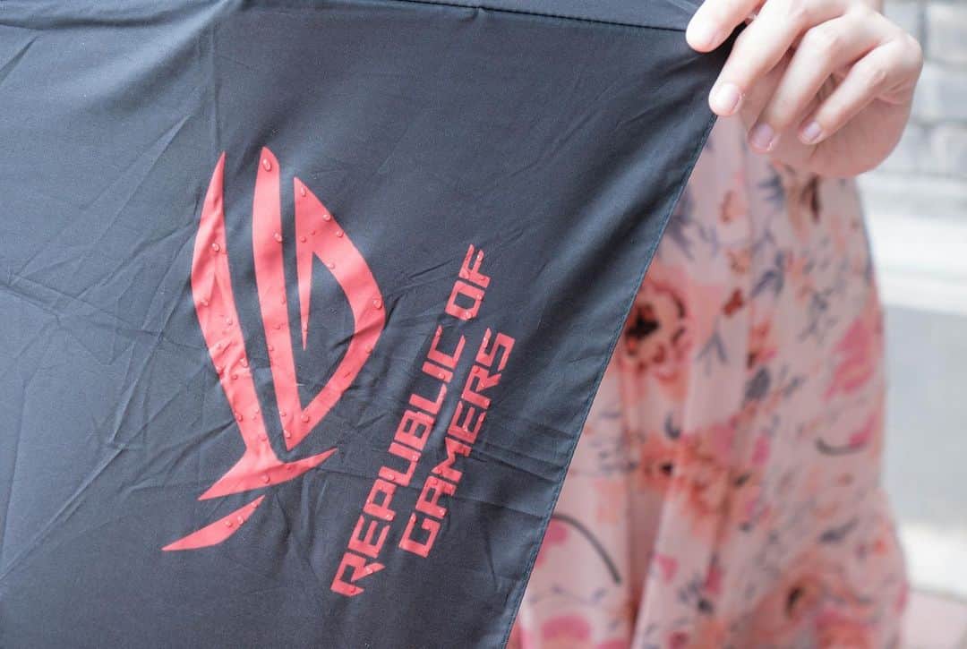 YingTzeさんのインスタグラム写真 - (YingTzeInstagram)「Want to share this ROG Umbrella with me ? ☔️💧 @asusrog.my  _ Rain or Shine I have the #ROG Umbrella shielding me !  Head over to http://my.rog.gg/back2school if you want one. ❤️ 📸 @17.ambition  #ROG #NVIDIA #GeForce #Back2School #ROGMYKOL」9月25日 18時12分 - yingtze