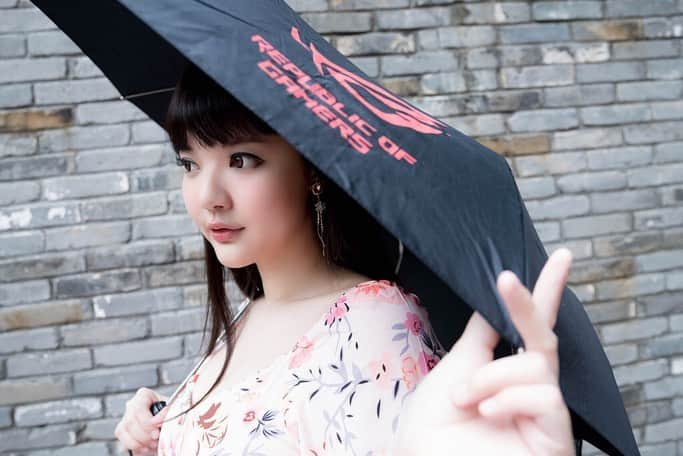 YingTzeさんのインスタグラム写真 - (YingTzeInstagram)「Want to share this ROG Umbrella with me ? ☔️💧 @asusrog.my  _ Rain or Shine I have the #ROG Umbrella shielding me !  Head over to http://my.rog.gg/back2school if you want one. ❤️ 📸 @17.ambition  #ROG #NVIDIA #GeForce #Back2School #ROGMYKOL」9月25日 18時12分 - yingtze