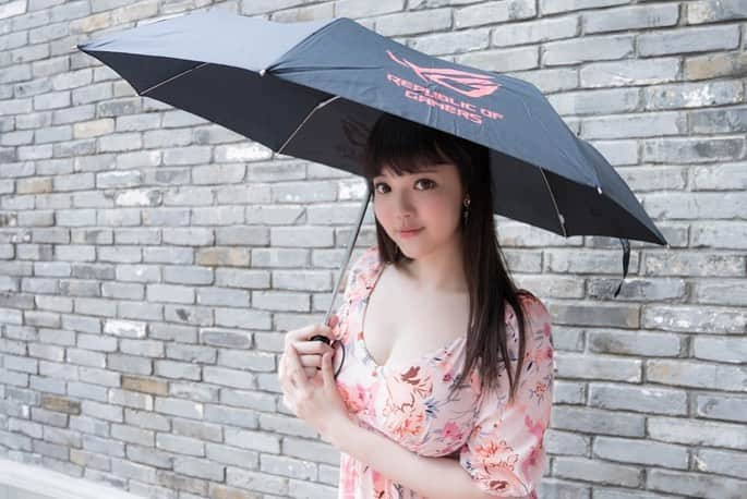 YingTzeさんのインスタグラム写真 - (YingTzeInstagram)「Want to share this ROG Umbrella with me ? ☔️💧 @asusrog.my  _ Rain or Shine I have the #ROG Umbrella shielding me !  Head over to http://my.rog.gg/back2school if you want one. ❤️ 📸 @17.ambition  #ROG #NVIDIA #GeForce #Back2School #ROGMYKOL」9月25日 18時12分 - yingtze