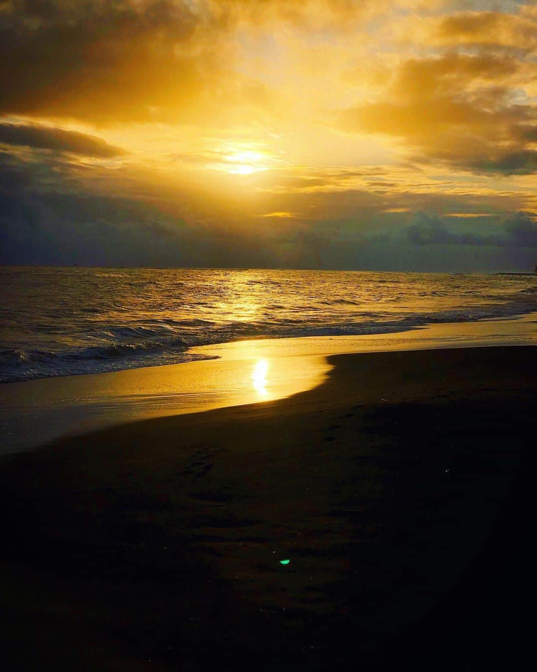 のインスタグラム：「Good night✨ 今夜のカウアイ島の夕日🌄神秘的でした✨ . . . . . #sunset #goodnight #goodnightpost #kauai #hawaii #hawaiistagram  #サンセット #カウアイ島 #ハワイ」