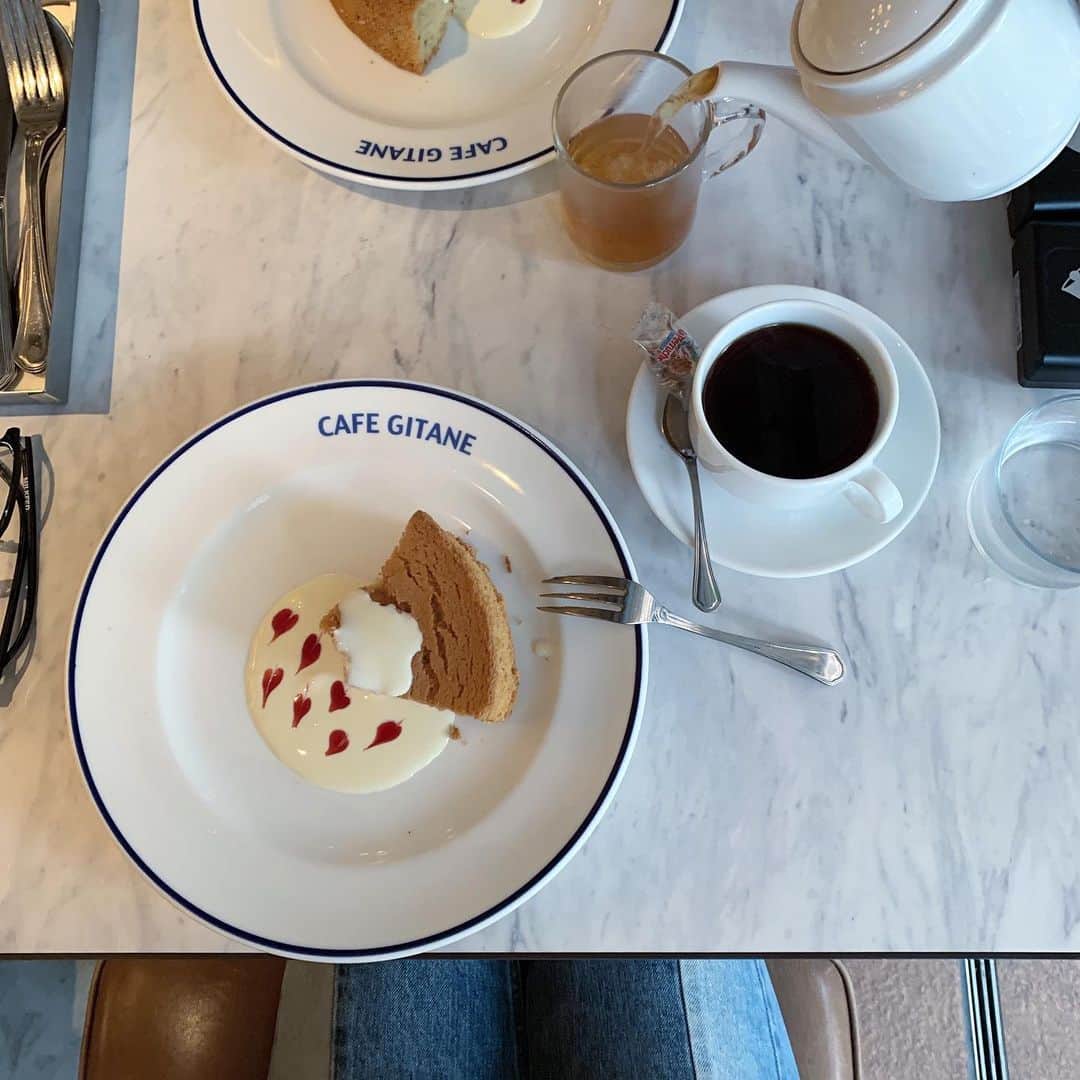 石井亜美さんのインスタグラム写真 - (石井亜美Instagram)「🌹 . 素敵なカフェを見つけると嬉しくなっちゃう！ ここの全てがperfect☕️ @cafegitanetokyo . 米粉のシフォンケーキがあったし、 美味しいファラフェルとフムスもあったし 美容室 @enishi_ebisuminami1 にめちゃ近いし、 好きが止まらない🤪笑 . . #cafegitane #cake #glutenfree #kumononedoko #ebisu #dior #brooksbrothers」9月25日 18時20分 - ami_ishii_