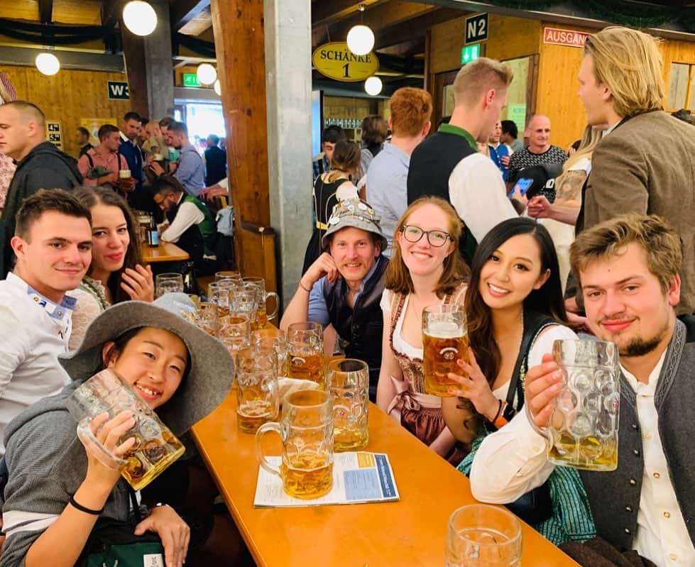 岩上愛美さんのインスタグラム写真 - (岩上愛美Instagram)「みんなでの写真💓💓💓 #オクトーバーフェスト #ミュンヘン #ドイツ #ヨーロッパ #ヨーロッパ周遊 #女子旅 #ビール祭り #祭り #フェスティバル #oktoberfest #munich #münchen #germany #europe #beer #festival #書道家」9月25日 18時34分 - amiiwakami
