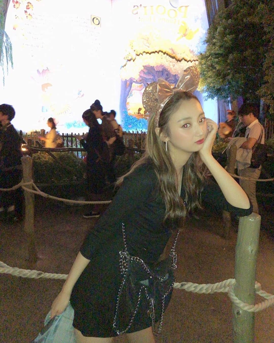 のインスタグラム：「この日にもどりたいぜっ🥺💗 ディズニーって行くだけではっぴぃになれる。なんてステキな場所なの！！！！！！！✨😂 コメントに私服タグ付けしてってきてたからしましたあ！ちなクツはドクターマーチン🙌🏻」
