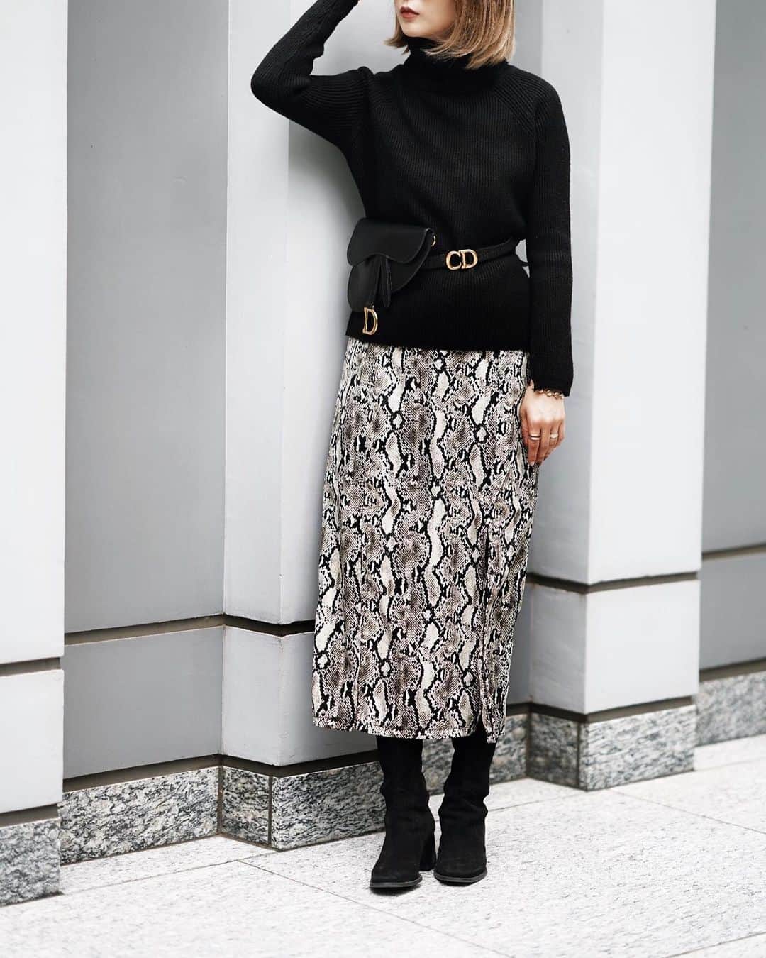 仲村美香さんのインスタグラム写真 - (仲村美香Instagram)「本日20時より発売の新作♡ Python A-line Skirt！ パイソン柄めちゃめちゃ可愛い😭💕 ブラックでまとめるとMODE。 ・ ・ ・ Sunglasses:4,500yen Knit:5,200yen Skirt:7,900yen ・ ・ ・ ・ #coordinate#ootd#outfit#fashion#blogger#japan#marque#marqueofficial#marqueimport#マルク#毎日コーデ#コーデ#ファッション」9月25日 18時38分 - mikapu0519