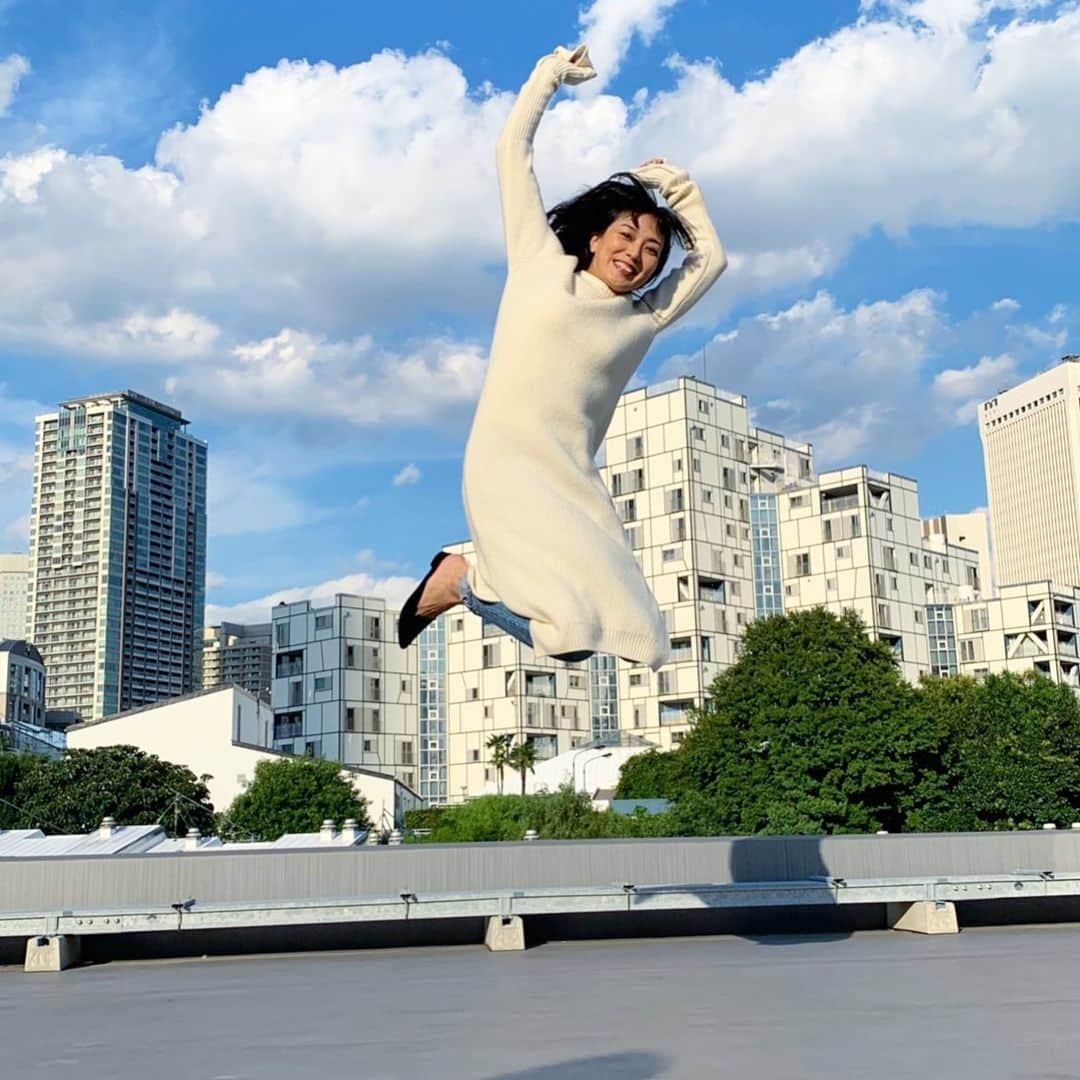 板谷由夏 さんのインスタグラム写真 - (板谷由夏 Instagram)「ゆり子 @yuriyuri1003 への answer jump‼️ #ジャンピングユカ」9月25日 18時41分 - yukaitaya