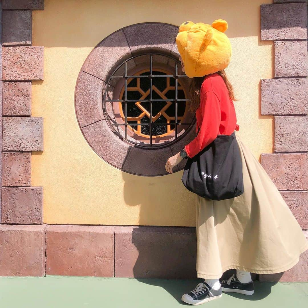 かほこ。さんのインスタグラム写真 - (かほこ。Instagram)「ㅤㅤㅤㅤㅤㅤㅤㅤㅤㅤㅤㅤㅤ ㅤㅤㅤㅤㅤㅤㅤㅤㅤㅤㅤㅤㅤ tops : #kastane skirt : #dickies bag : #agnesb sneakers : #無印良品 ㅤㅤㅤㅤㅤㅤㅤㅤㅤㅤㅤㅤㅤ 月曜日のプーコーデ🐻🍯❤️ はるちゃんと合わせたので、それはまた別で載せるね！ ㅤㅤㅤㅤㅤㅤㅤㅤㅤㅤㅤㅤㅤ 最近涼しかったのにこの日は暑くて、サマーニットでも汗だくでした、、黄色のスカートだと仮装感強いねってなって、ベージュのスカートに！ ㅤㅤㅤㅤㅤㅤㅤㅤㅤㅤㅤㅤㅤ スカートめくれて嬉しそうにすな ㅤㅤㅤㅤㅤㅤㅤㅤㅤㅤㅤㅤㅤ #kaho_fashion #kaho_disney」9月25日 18時46分 - xxokohakxx