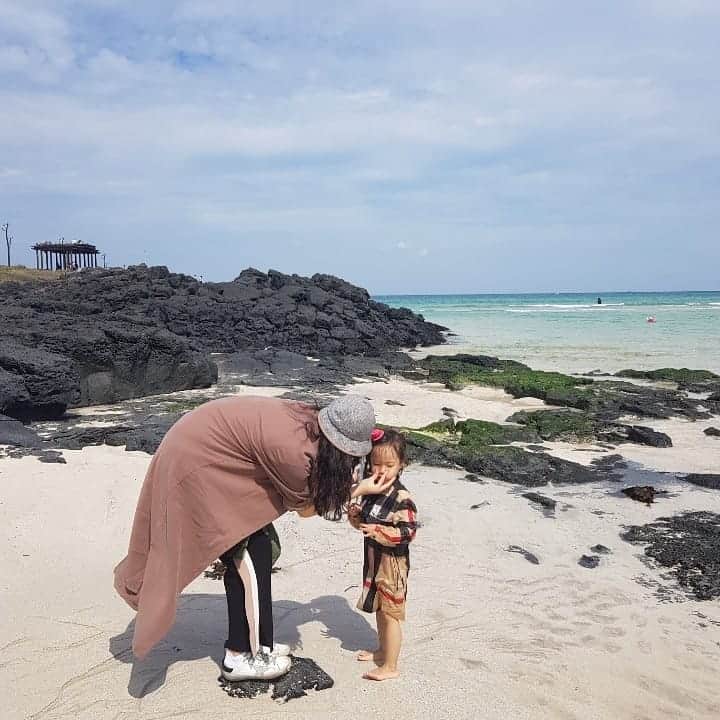 チョン・ダへさんのインスタグラム写真 - (チョン・ダへInstagram)「역시 제주도는 항상 옳다😘 제주도에 왔어도 몸종은 신분 상승을 못하고...... 아가씨 뫼시는 중🤦‍♀️ #제주도 #함덕해수욕장」9月25日 18時55分 - ddallae
