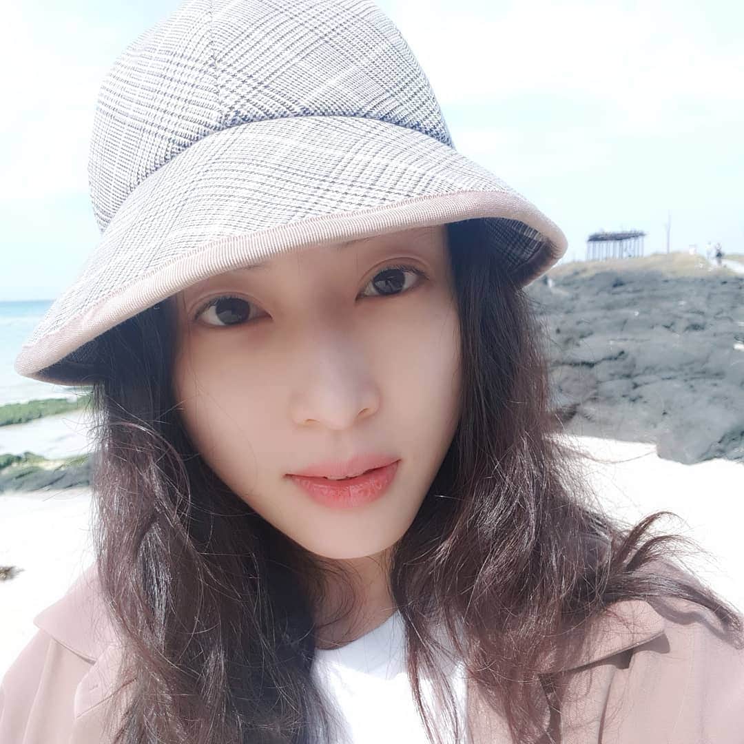 チョン・ダへのインスタグラム：「역시 제주도는 항상 옳다😘 제주도에 왔어도 몸종은 신분 상승을 못하고...... 아가씨 뫼시는 중🤦‍♀️ #제주도 #함덕해수욕장」