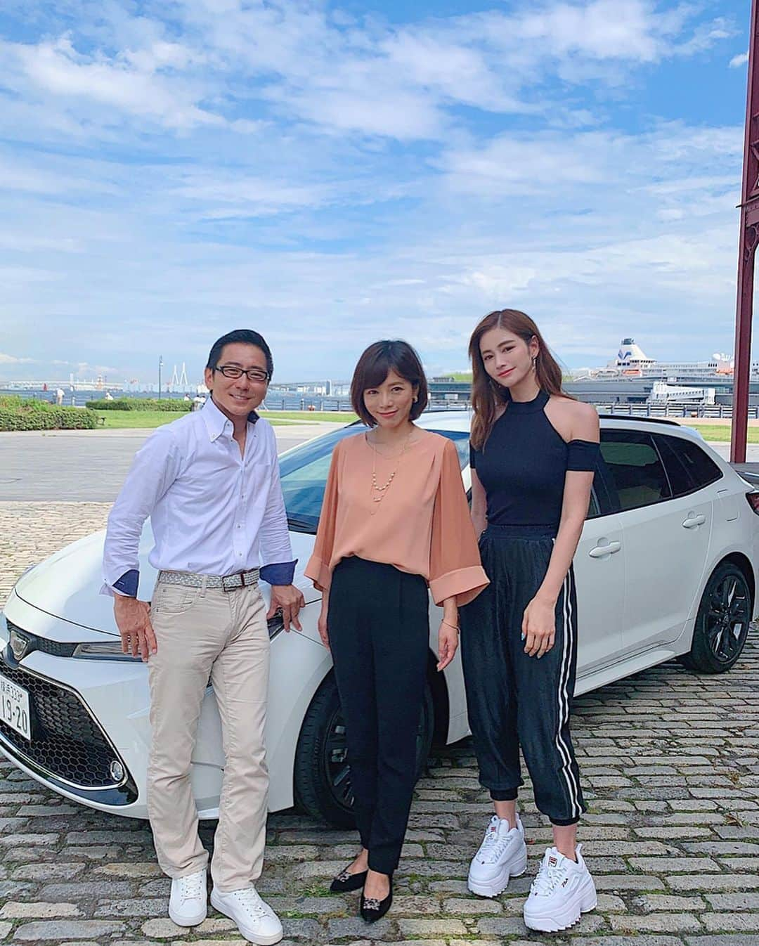 得あゆさんのインスタグラム写真 - (得あゆInstagram)「ドライブいく？🚗👉🏻 (靴は運転する時脱ぎます👟) ・ トヨタさんの新型カローラの試乗会に招待されたよ🚗❤️ 5枚目の写真左の五味さん(トヨタ車の専門家)と 真ん中は釈由美子さん✨ 五味さんから新型カローラの特徴を 教えていただいたよ🔥 今までにないスタイリッシュなデザイン🔥 荷物がたくさん入る📦 家族でもゆったり使える便利さ☺️ 社用車というイメージを覆す車🚗🔥 ・ 実際乗ってみた感想は アクセルを踏んだ時のスムーズさ 乗り心地シートの高級感 思った以上にお洒落でカッコいいのに 実用的！🔥という事を感じました❤️ カローラ乗って海でも山でもお買い物も！ 行きたいってなったよ☺️😂❤️笑 ・ ・ ・ ・ ・ ・ ・ ・ ・ #カローラ#トヨタ#カローラツーリング#トヨタグラム#PR#赤レンガ倉庫#横浜#車#家族#デート#女子旅#旅行#スポーツ#スニーカー#スポーティー#お洒落#大人カジュアル#大人可愛い##秋服#秋#お買い物#撮影#インスタ映え#カメラ女子#カジュアル#autumn#car#sporty#sneaker#fila」9月25日 18時55分 - tokuayu819