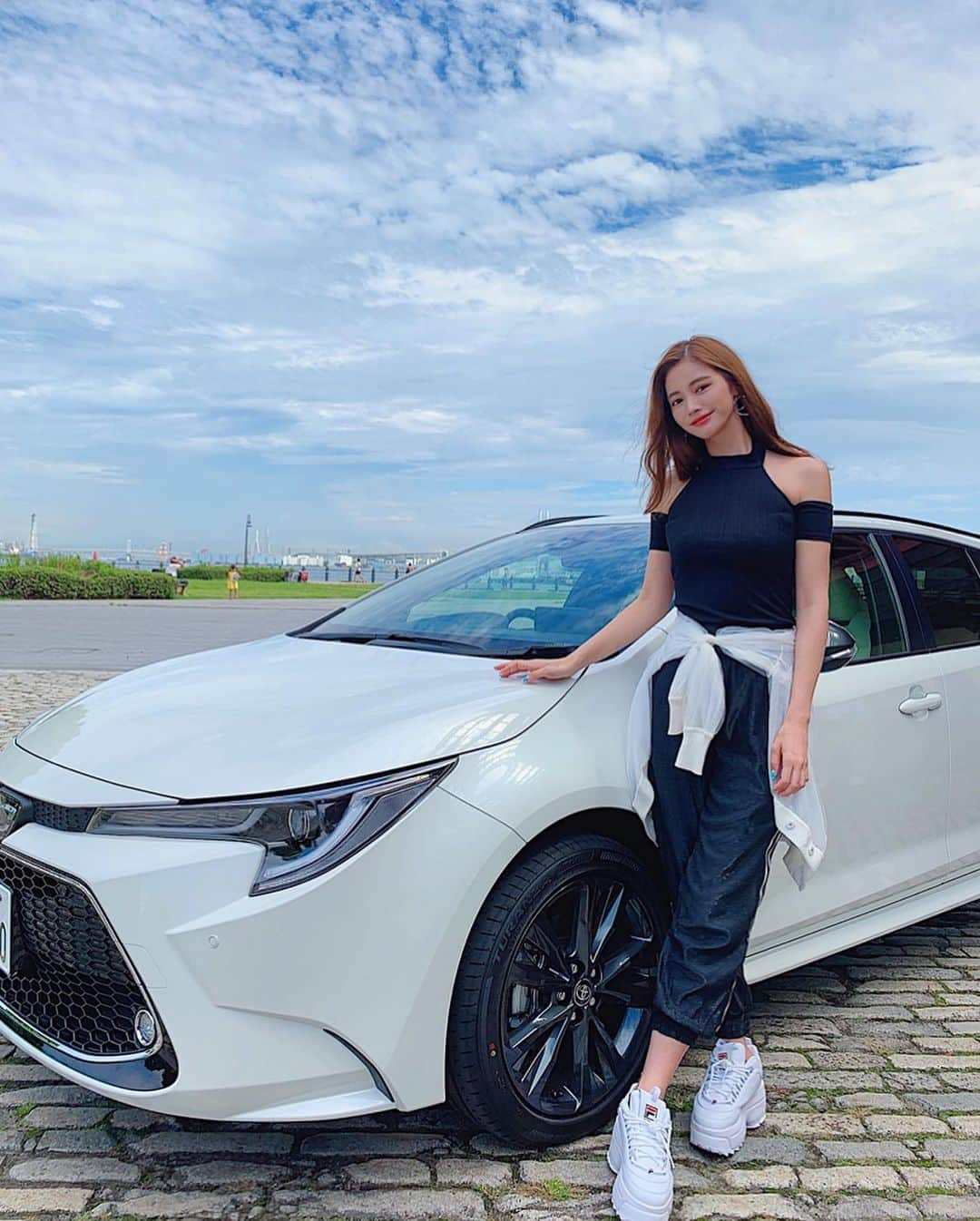 得あゆさんのインスタグラム写真 - (得あゆInstagram)「ドライブいく？🚗👉🏻 (靴は運転する時脱ぎます👟) ・ トヨタさんの新型カローラの試乗会に招待されたよ🚗❤️ 5枚目の写真左の五味さん(トヨタ車の専門家)と 真ん中は釈由美子さん✨ 五味さんから新型カローラの特徴を 教えていただいたよ🔥 今までにないスタイリッシュなデザイン🔥 荷物がたくさん入る📦 家族でもゆったり使える便利さ☺️ 社用車というイメージを覆す車🚗🔥 ・ 実際乗ってみた感想は アクセルを踏んだ時のスムーズさ 乗り心地シートの高級感 思った以上にお洒落でカッコいいのに 実用的！🔥という事を感じました❤️ カローラ乗って海でも山でもお買い物も！ 行きたいってなったよ☺️😂❤️笑 ・ ・ ・ ・ ・ ・ ・ ・ ・ #カローラ#トヨタ#カローラツーリング#トヨタグラム#PR#赤レンガ倉庫#横浜#車#家族#デート#女子旅#旅行#スポーツ#スニーカー#スポーティー#お洒落#大人カジュアル#大人可愛い##秋服#秋#お買い物#撮影#インスタ映え#カメラ女子#カジュアル#autumn#car#sporty#sneaker#fila」9月25日 18時55分 - tokuayu819