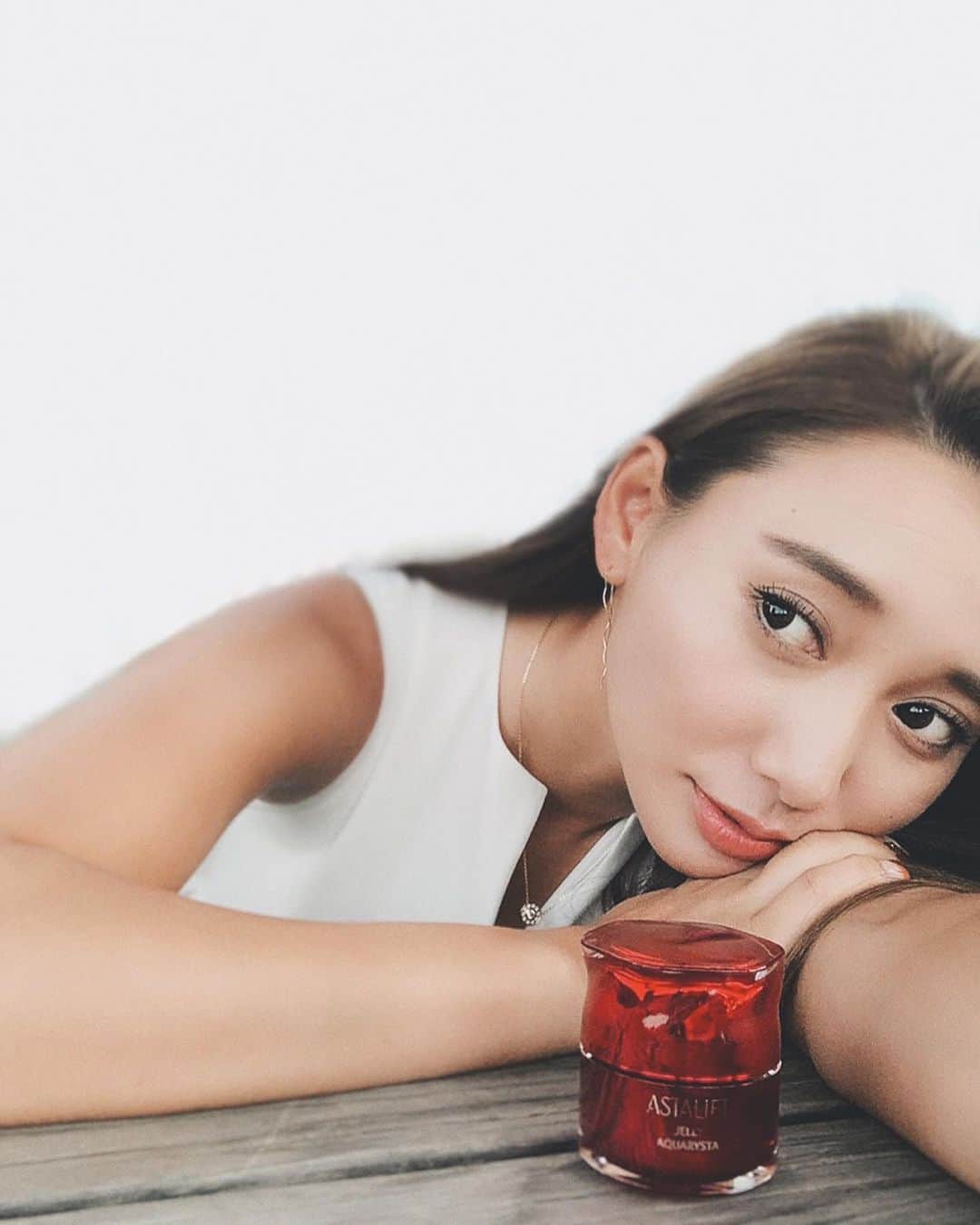 のインスタグラム：「すっかり日が落ちるのが早くなってきたね🌇 秋の風が心地いい〜☺️ 早めにお家に帰ってメーク落としてスキンケアして寝る準備万端でテレビ見るの好き💕💤 . 前に紹介したジェリー。 使い始めてからほんとに肌が強くなった気がする!!ちょっとしたことでも荒れにくくなったし、肌本来の調子が良いので気持ちも晴れやかになる〜😆💕 なんていっても、最強うるおい成分セラミドが世界最小サイズで入ってるので、お肌への浸透力がすごい✨✨ . 母にもオススメしたら早速使ってた🤣!! エイジングケアにもよさそう♡ . . #mybeauty #beauty #skincare #whiteing  #アスタリフト #アスタリフトジェリー #美白  #セラミド #先行美容液 #保湿ケア #保湿  #おはよう #おやすみ #PR」